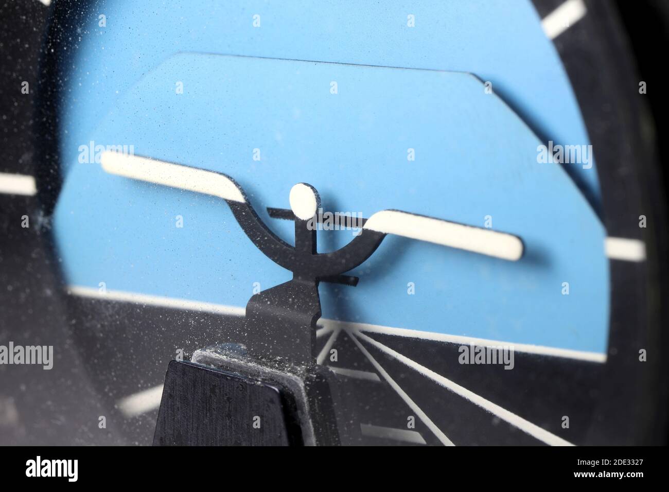 Analoge Einstellungsanzeige, die den geraden Aufstieg anzeigt Stockfoto