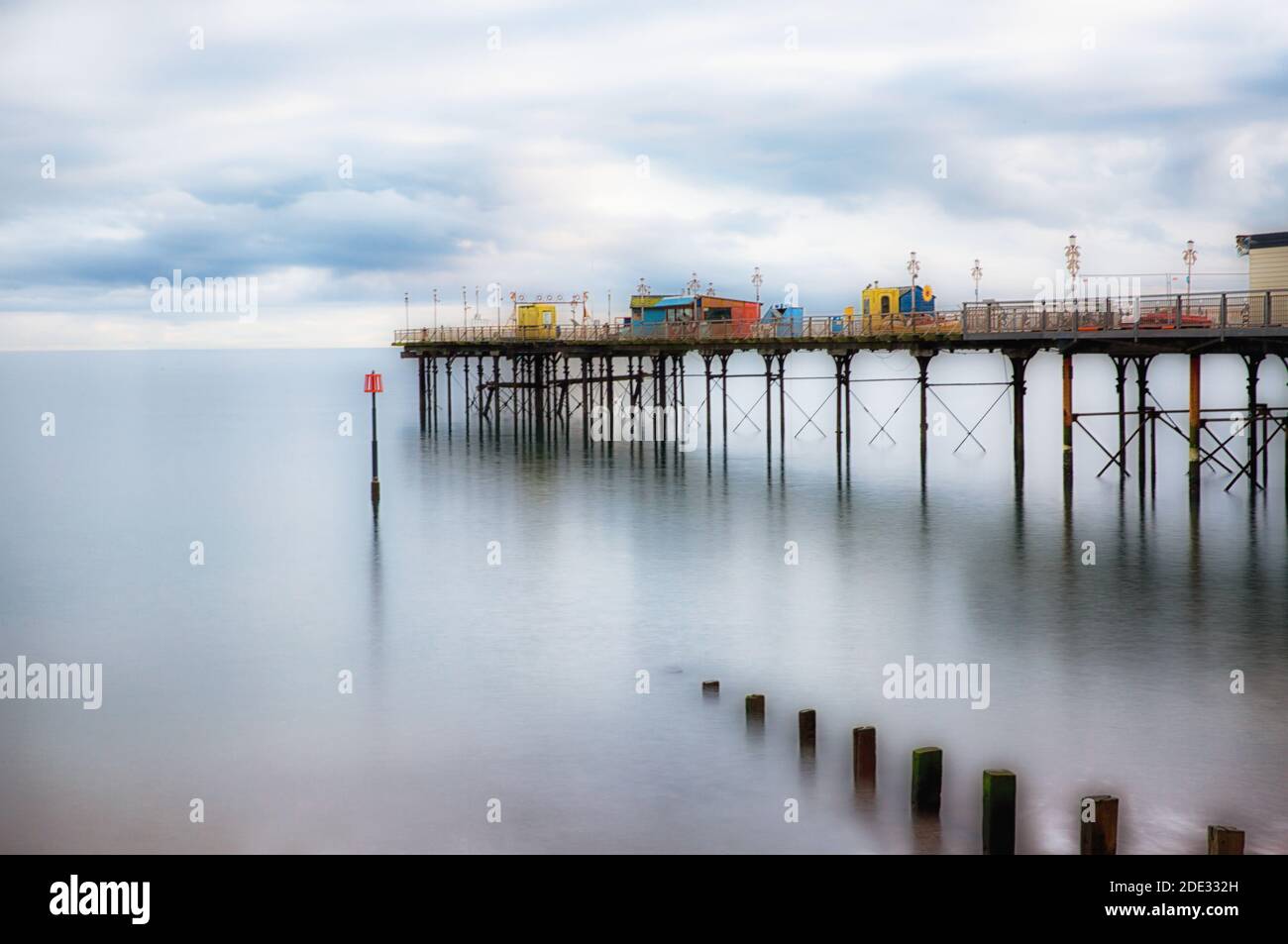 Eine Langzeitaufnahme von Teignmouth Pier und eine Reihe von Leisten. Stockfoto