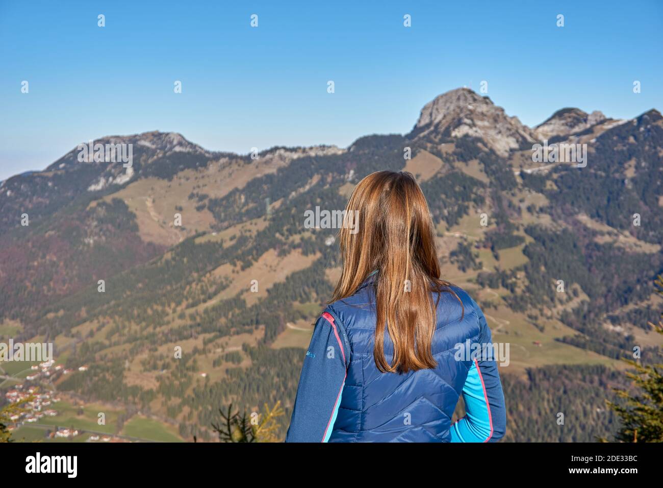 Braunhaarige Frau auf einem Berg Stockfoto