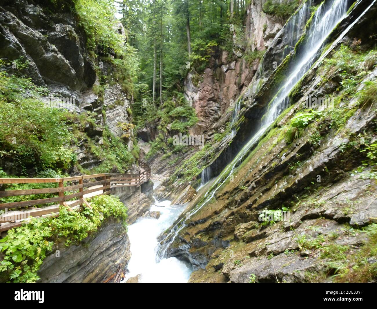 Trekkingtour an der Wimbachklamm, einer beeindruckenden Schlucht bei Ramsau in Bayern Stockfoto