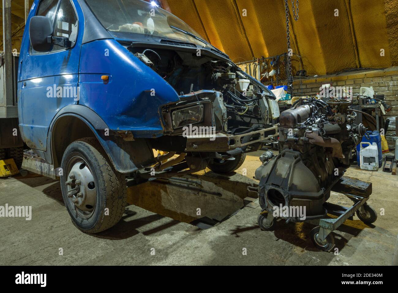 SANKT PETERSBURG, RUSSLAND - 12. AUGUST 2020: Demontierter Motor und zerstörte leichten LKW 'Gazelle' GAZ-3302 in einem Autodienst Stockfoto