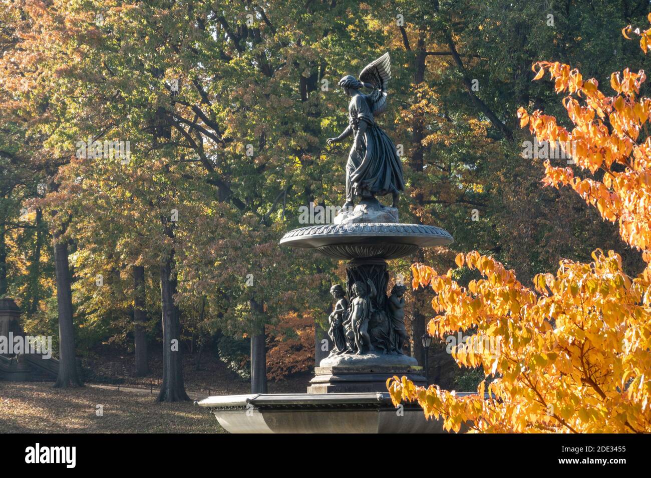 Bethesda Plaza, Engel der Wasser-Brunnen, Central Park im Herbst, NYC Stockfoto