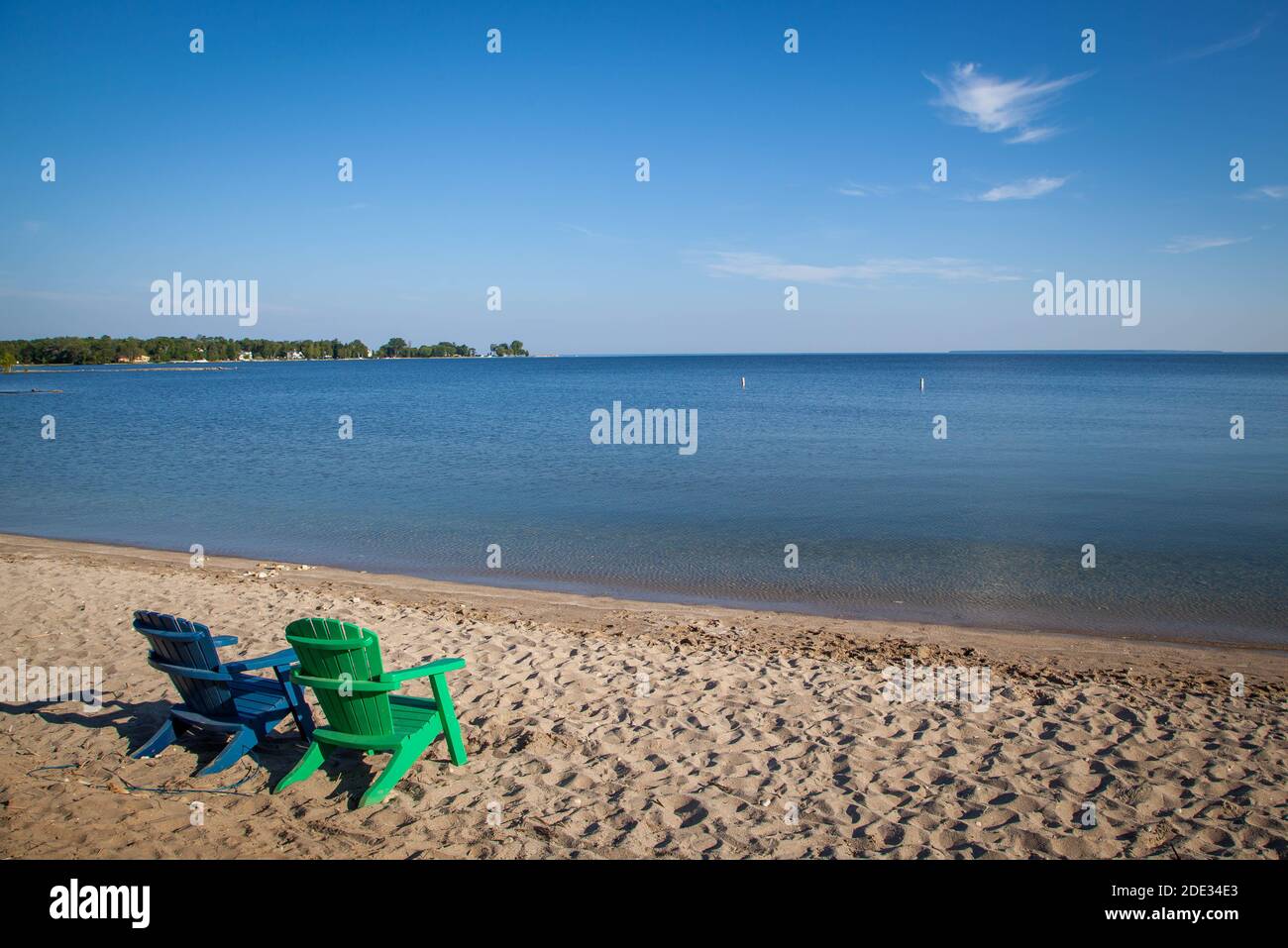 Adirondack Stühle an einem Strand in Door County Wisconsin Stockfoto