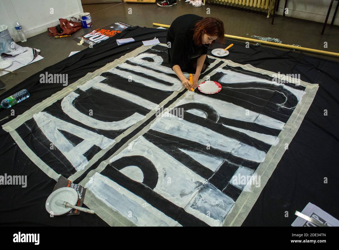 Paris, Frankreich., französische LGBT-Gruppe, Act Up Paris, Protest gegen Anti-Gay-Ehe, Schaffung großes Protest-Banner, das während der Anti-Gay-Ehe-Demonstration an der Brücke hängen soll, ACT UP AIDS-Proteste Stockfoto