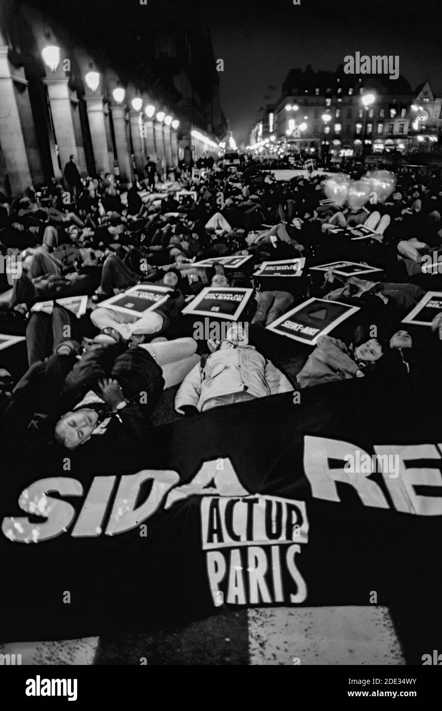Paris, Frankreich, Menschenmenge von AIDS-Aktivisten, die während des Welt-Aids-Tages 1998 auf der Straße liegen Stockfoto