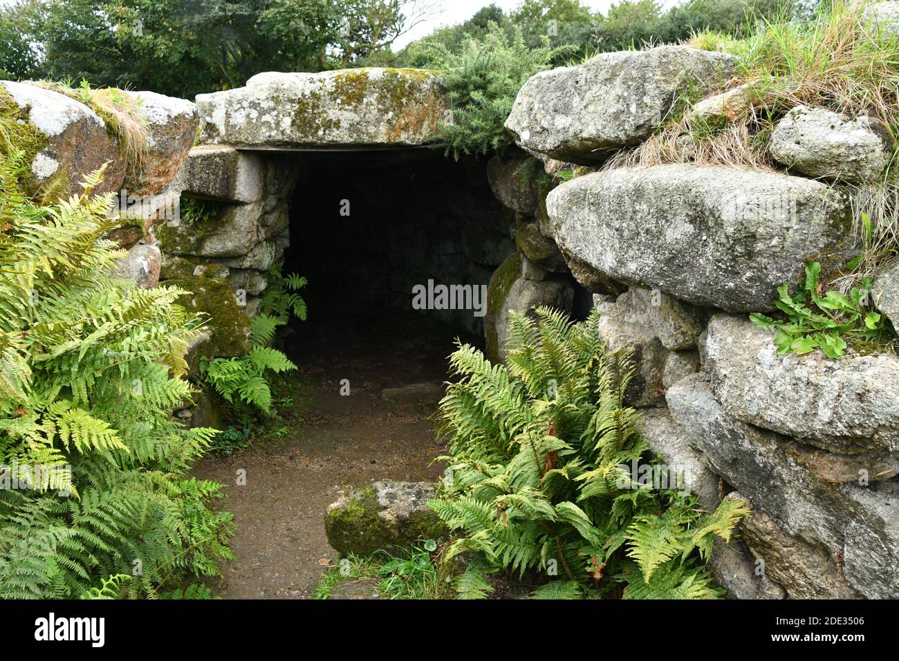 Carn Euny. Altes Dorf aus der Eiszeit im Südwesten Englands in der Nähe von Penzance. Es war von der Eisenzeit bis zum Ende der römischen Besetzung von B bewohnt Stockfoto