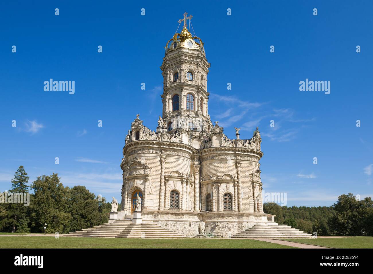 Kirche des Zeichens der Allerheiligsten Gottesmutter in Dubrovitsy am blauen Himmel an einem sonnigen Augusttag. Podolsk, Russland Stockfoto