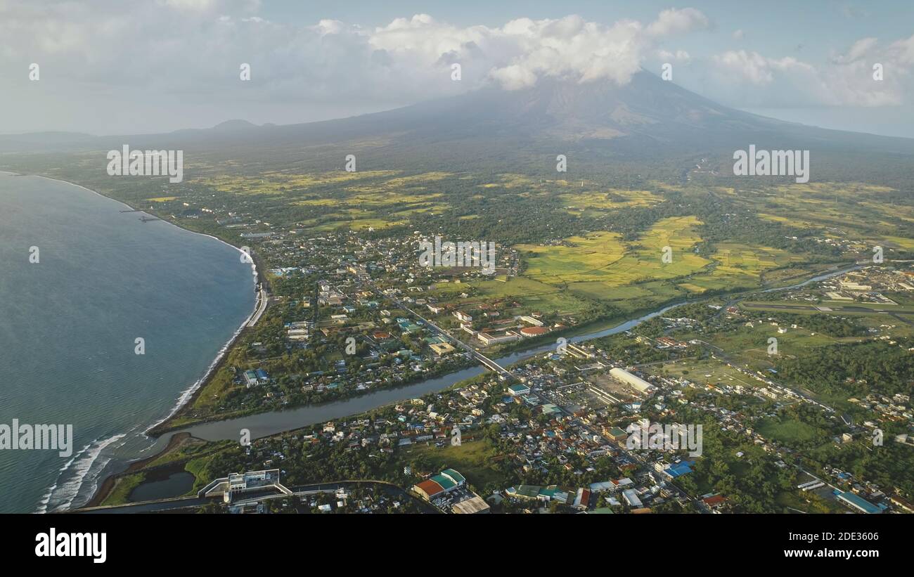 Nebel bei Vulkanausbruch Luft. Dunstwolken über dem Mayon Mount Peak. Tropisches Ackerland im grünen Tal mit Pflanzen und Gräsern. Niemand Natur Landschaft der Philippinen Landschaft mit Berg Stockfoto