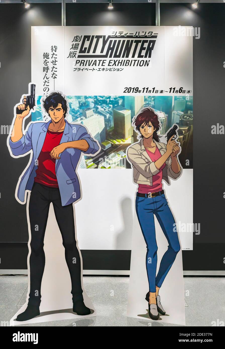 tokio, japan - november 05 2019: Lebensgroße Standdee der japanischen Anime-Charaktere Saeba Ryo und Makimura Kaori aus dem Film City Hunter während des Th Stockfoto