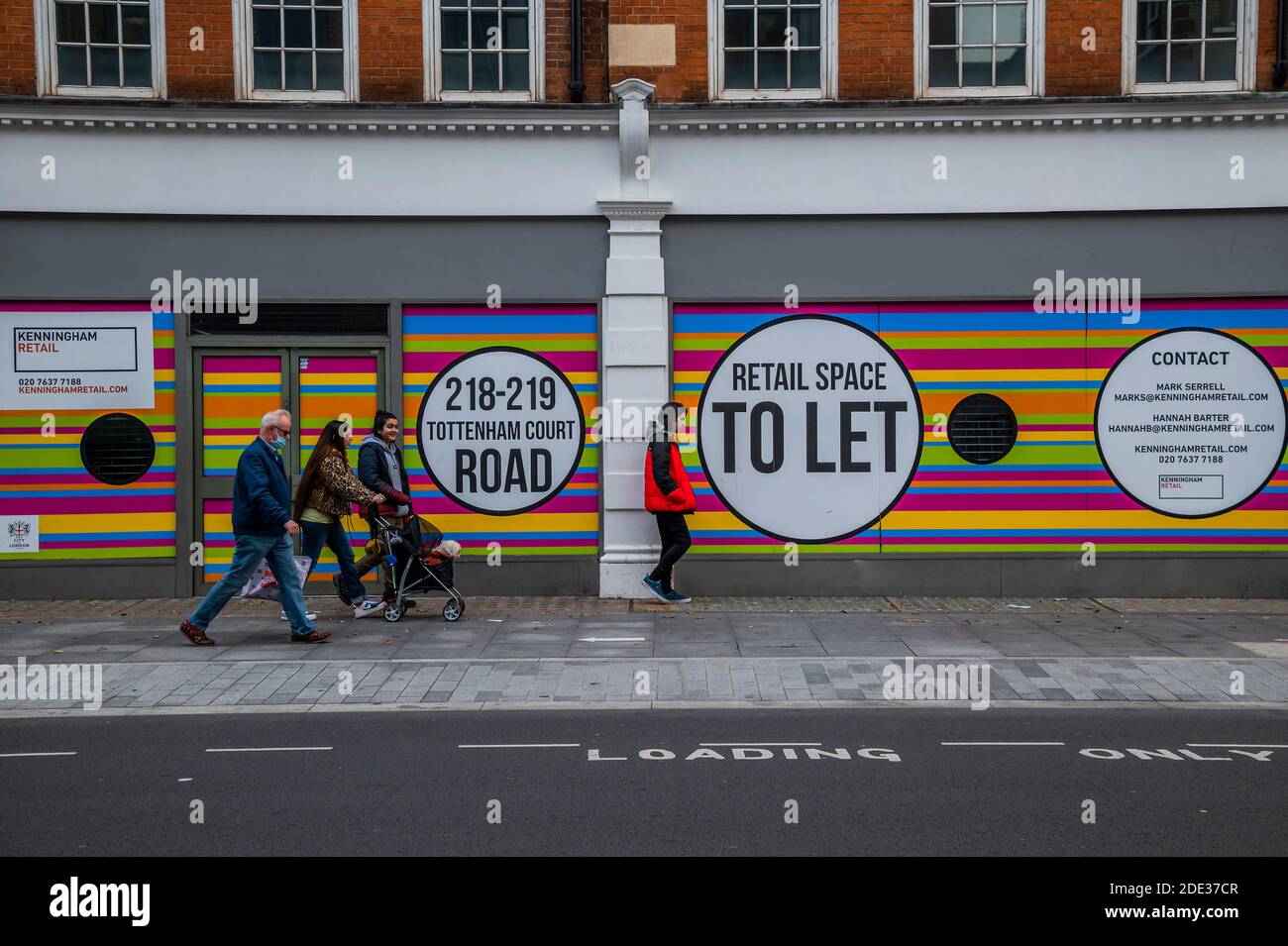 London, Großbritannien. November 2020. Geschlossene Einzelhändler tun ihr Bestes, um den Verkauf von Black Friday und Weihnachten zu fördern. Trotz der neuen Sperre, die jetzt in Kraft ist, sind die Menschen immer noch im Zentrum londons. Die Weihnachtsbeleuchtung ist an, aber die Geschäfte sind geschlossen. Viele Menschen tragen Masken, auch draußen. Kredit: Guy Bell/Alamy Live Nachrichten Stockfoto