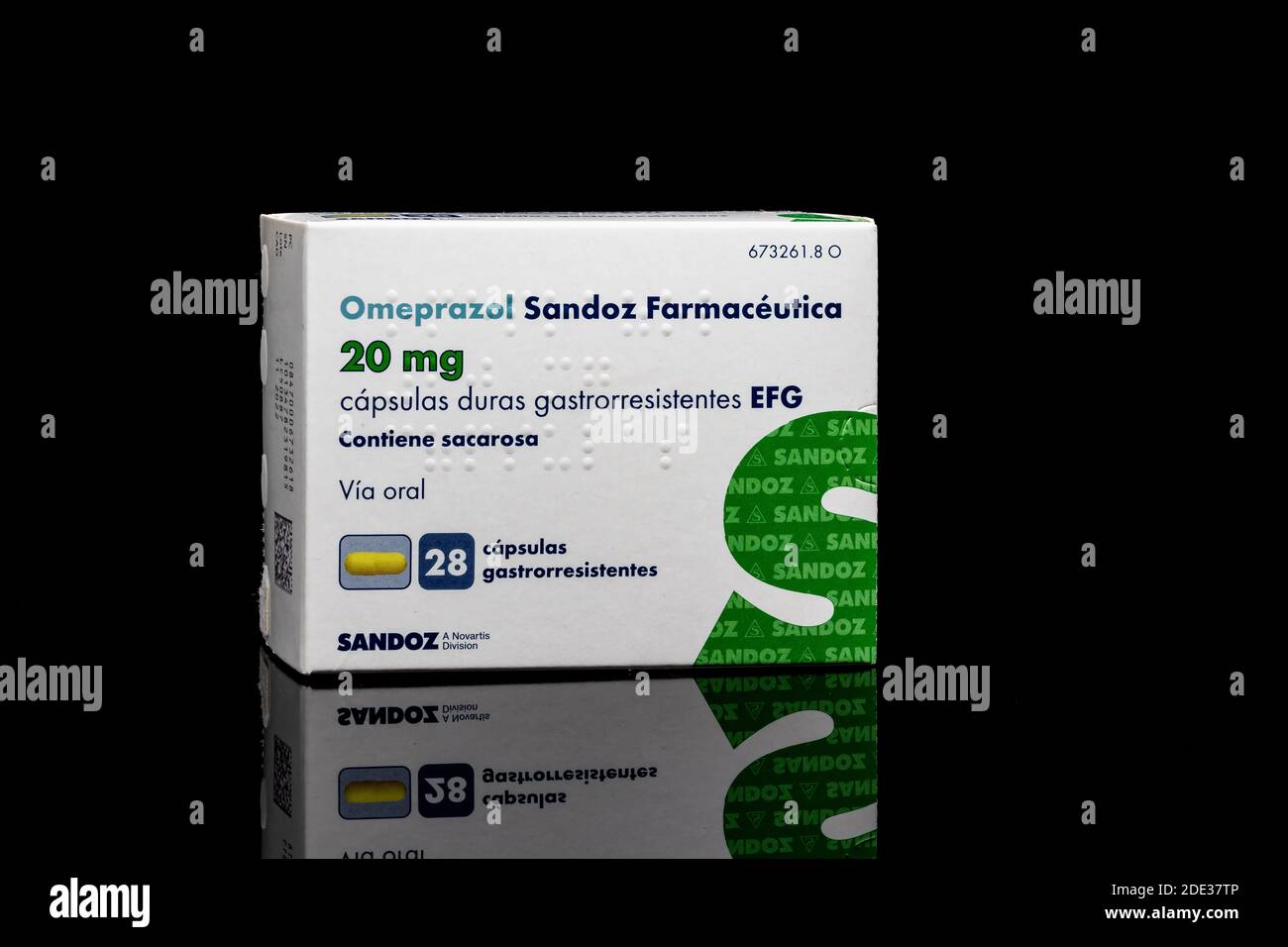 Huelva, Spanien - 26. November 2020: Spanische Box von Omeprazol Marke Sandoz. Omeprazol wird verwendet, um bestimmte Magen-und Speiseröhre Probleme (wie zu behandeln Stockfoto