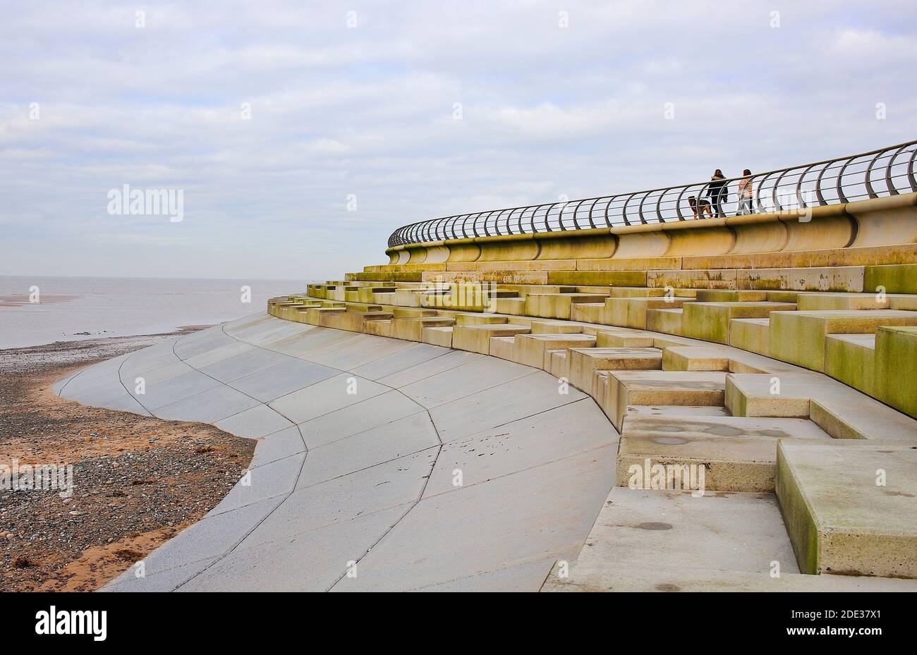 Zwei Personen, die Hunde entlang der Küste von Cleveleys auf einer ruhigen Tag im Winter Stockfoto