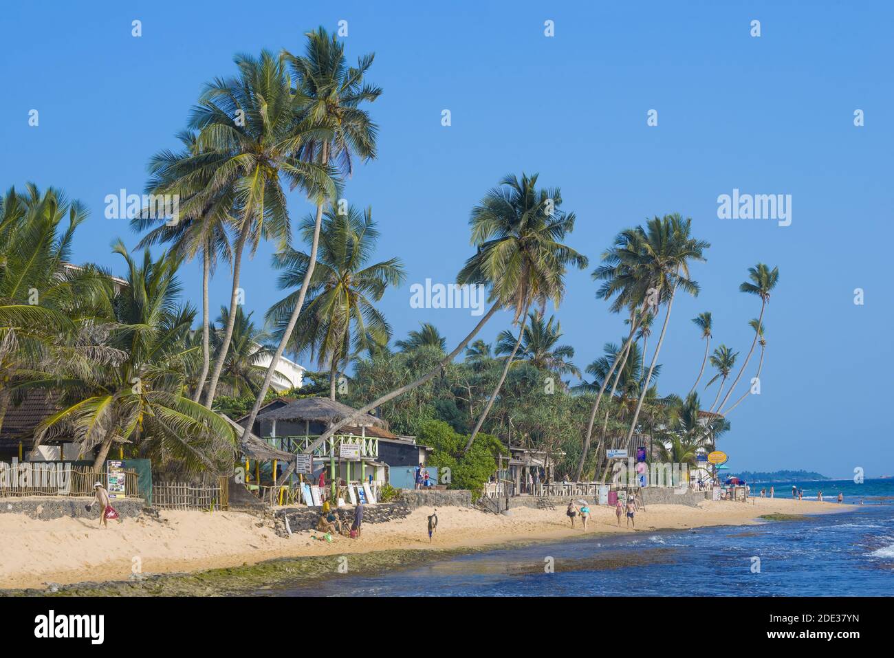 HIKKADUWA, SRI LANKA - 19. FEBRUAR 2020: An einem sonnigen Tag am Stadtstrand Stockfoto