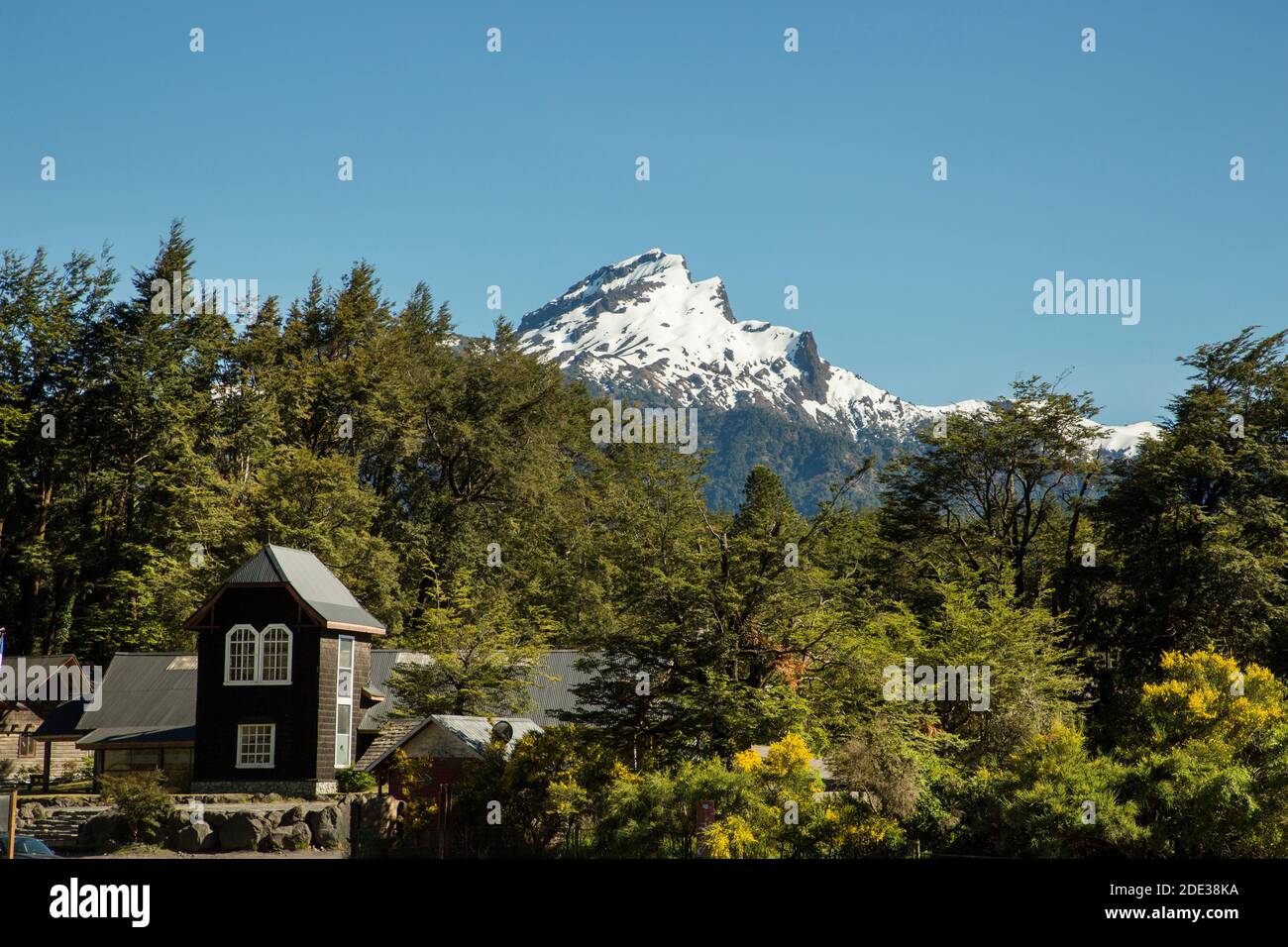 Schneebedeckte Berge vom Lago Todos Los Santos, Petrohue, Chile. Stockfoto