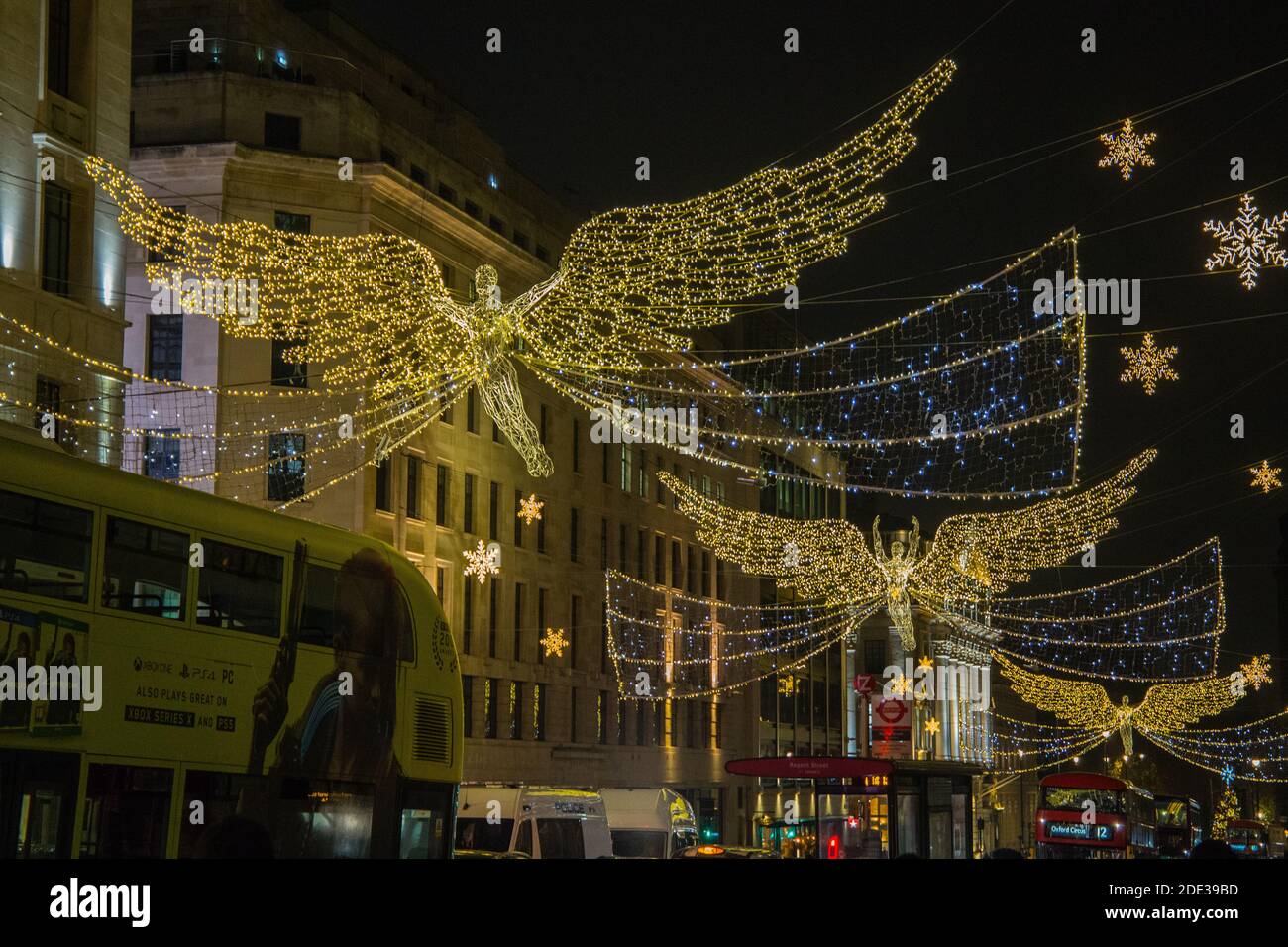London Großbritannien 28. November 2020 große Menschenmengen kommen nach London Um die wunderbaren Weihnachtslichter und das wunderbare Fortum zu genießen Und Mason Store dekoriert wie ein Adventskalender.Paul Quezada-Neiman/Alamy Live Nachrichten Stockfoto