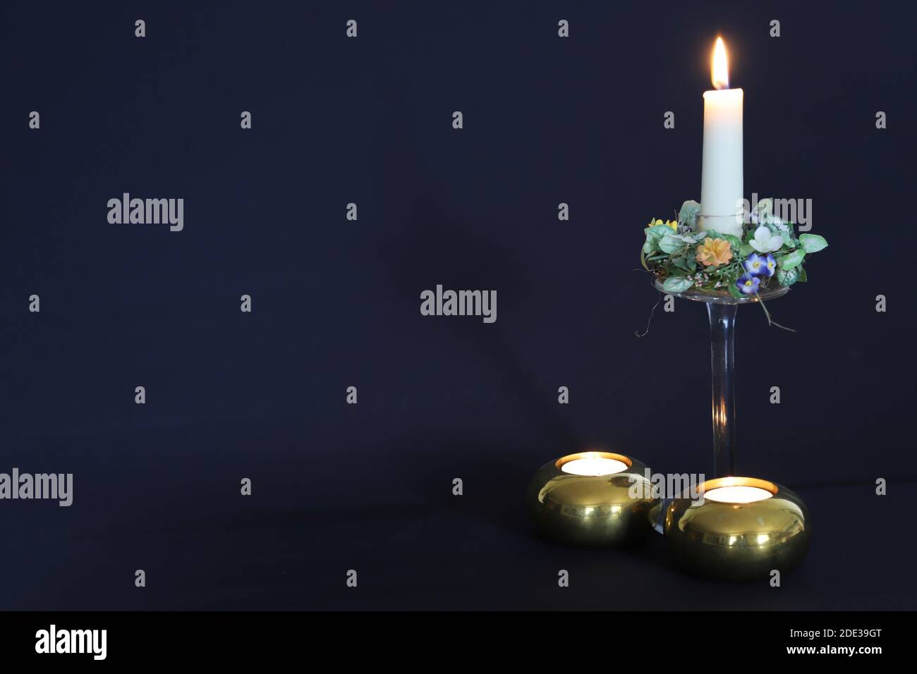 Kerzenlicht auf schwarzem Hintergrund Stockfoto