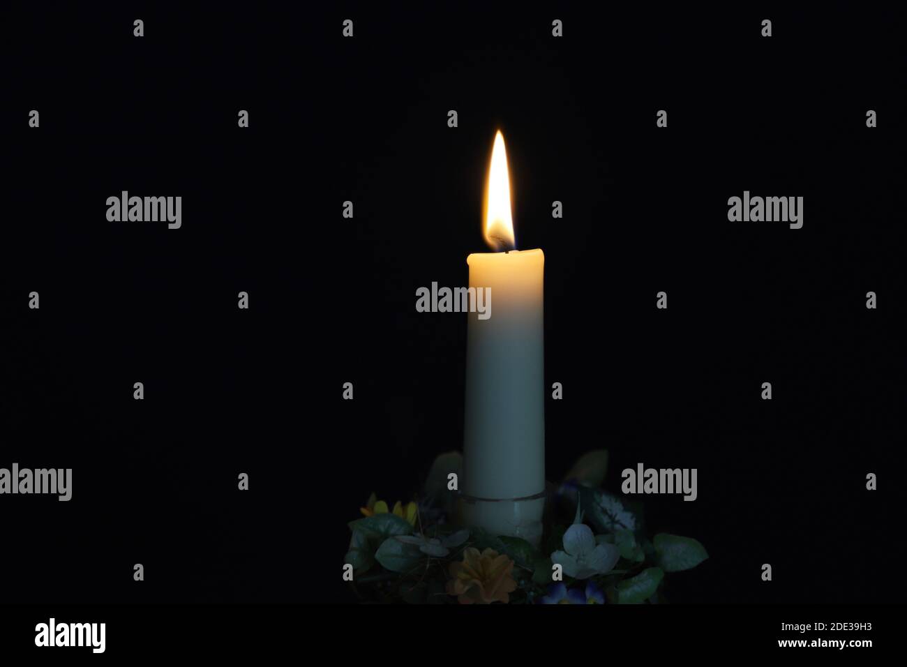 Kerzenlicht auf schwarzem Hintergrund Stockfoto