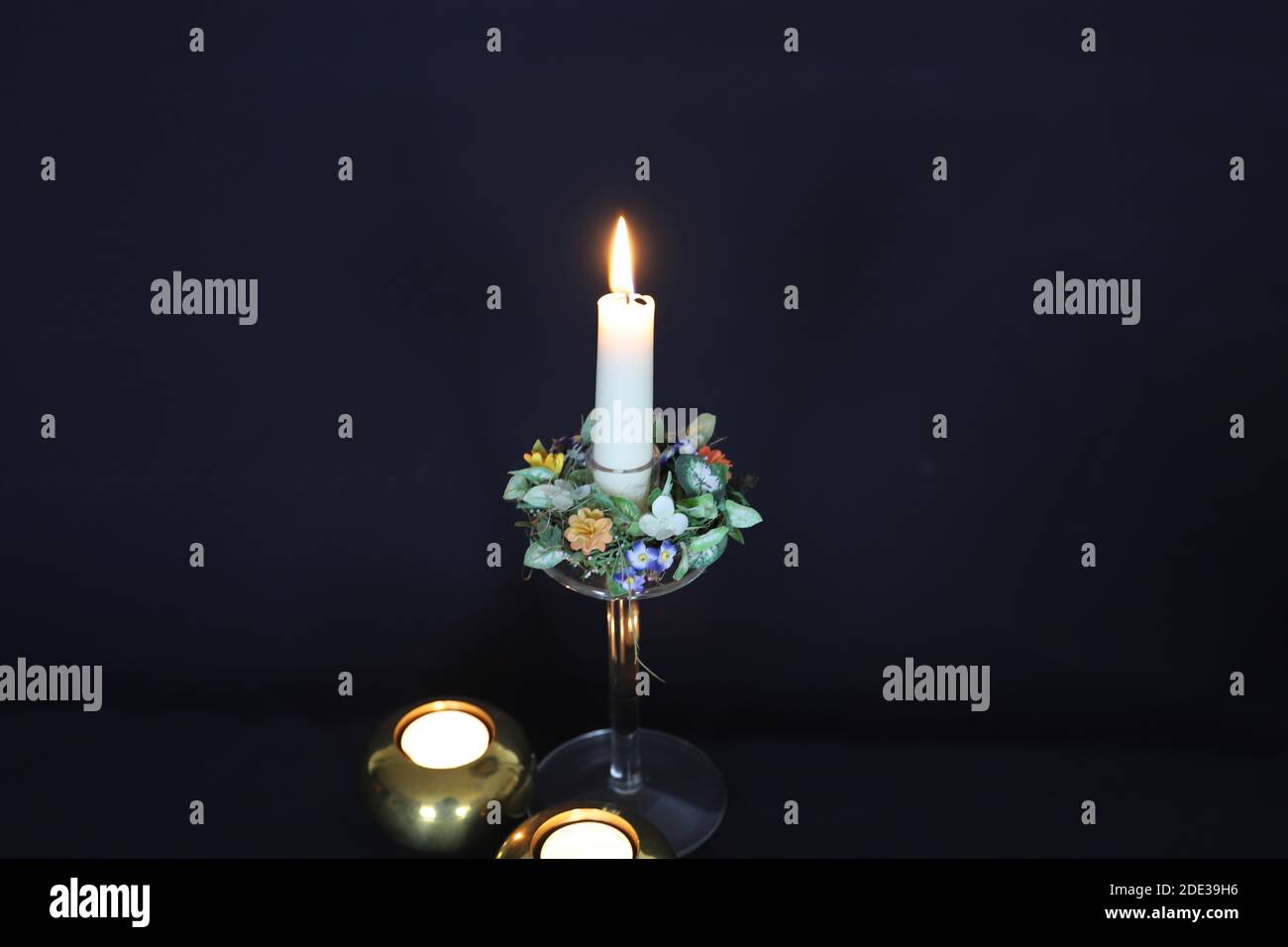 Kerzenlicht auf schwarzem Hintergrund Stockfoto