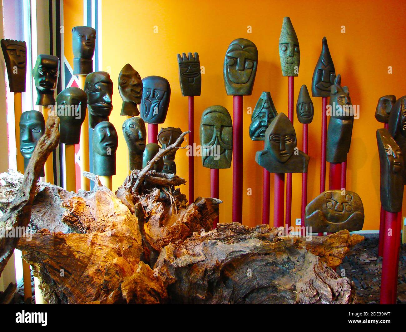 Eine Ausstellung afrikanischer Kunst (geschnitzte Köpfe) aus dem Jahr 2007 auf Madeira. Stockfoto