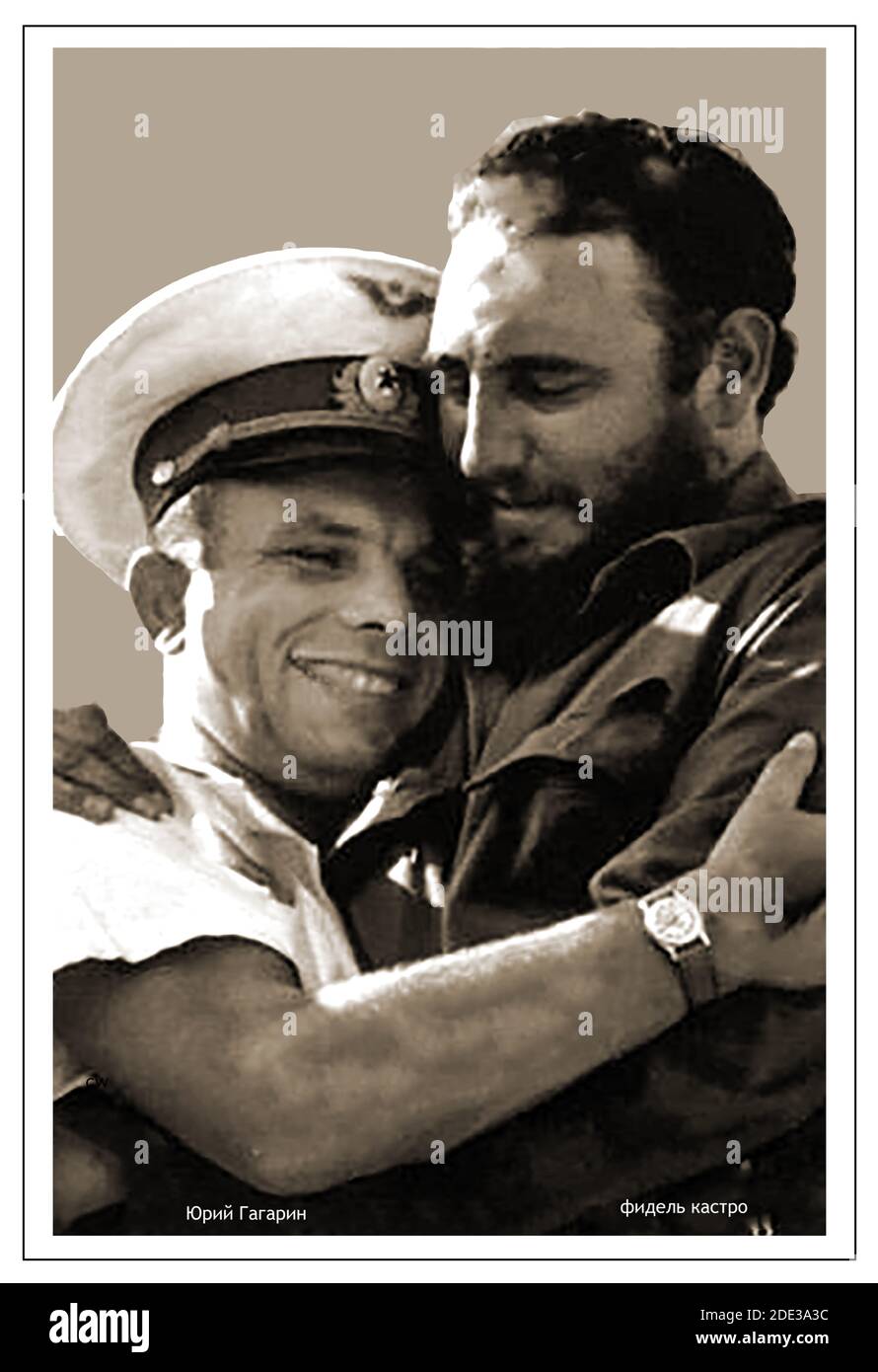 Ein altes russisches Postkartenbild, das Juri Gagarin 'der erste Mann im Weltraum' und Präsident Castro von Kuba umarmt. -- Juri Aleksejewitsch Gagarin ( 1934 – 1968) war Pilot der sowjetischen Luftwaffe und Kosmonaut ( ehemaliger Stahlgießerei-Arbeiter), der angeblich der erste Mensch war, der am 12. April 1961 in Wostok I in den Weltraum eindeiste (Andere behaupten, Vladimir Iljuschin oder sogar US-Testpilot Joe Kittinger. Gagarin besuchte Casro in Kuba während seiner Welttournee nur Monate nach seinem Flug. Stockfoto