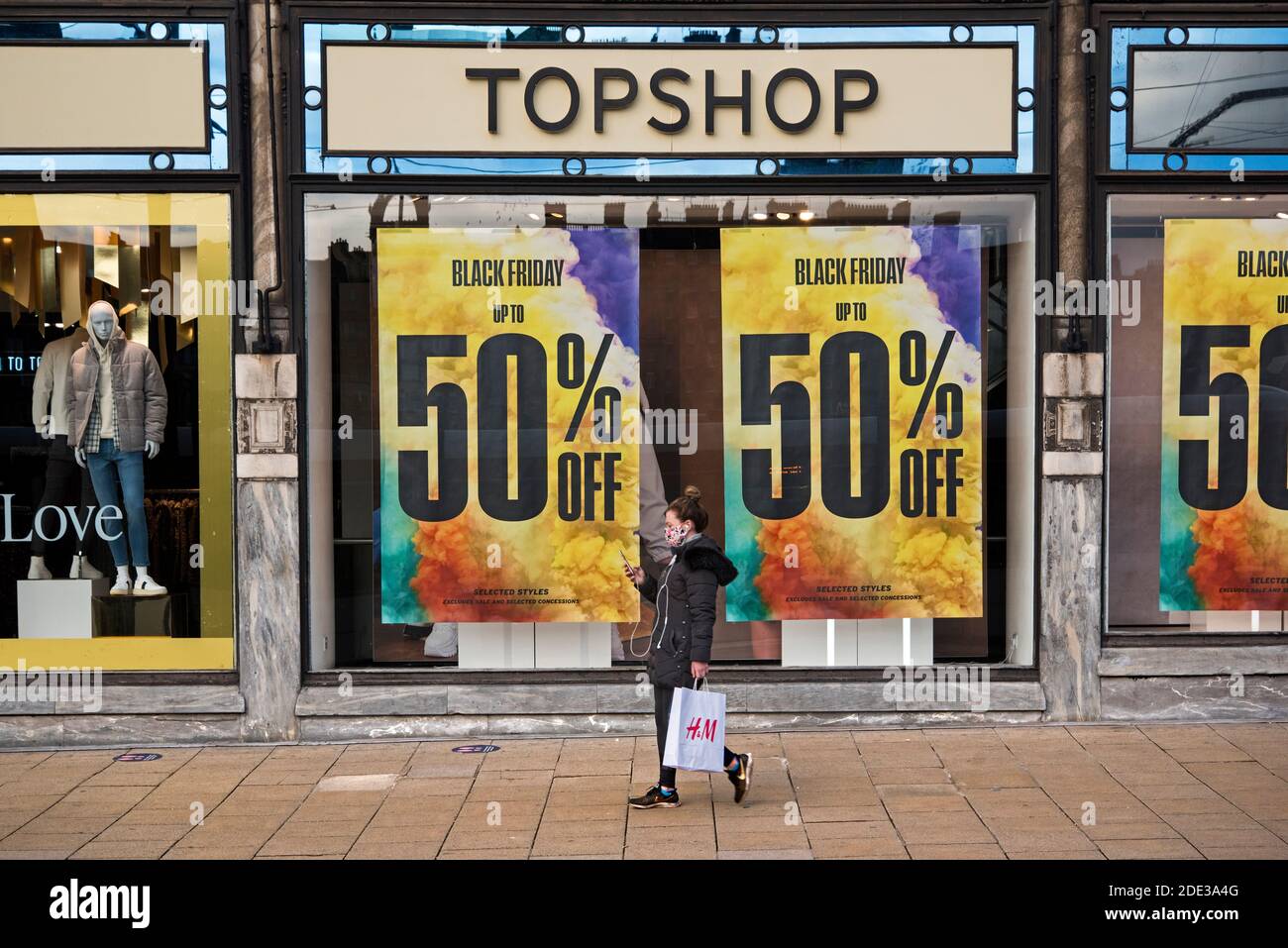 Black Friday Anzeigen im Fenster von Topshop, Teil von Sir Philip Green's Retail-Imperium Arcadia, jetzt in der Verwaltung. Princes Street, Edinburgh. Stockfoto