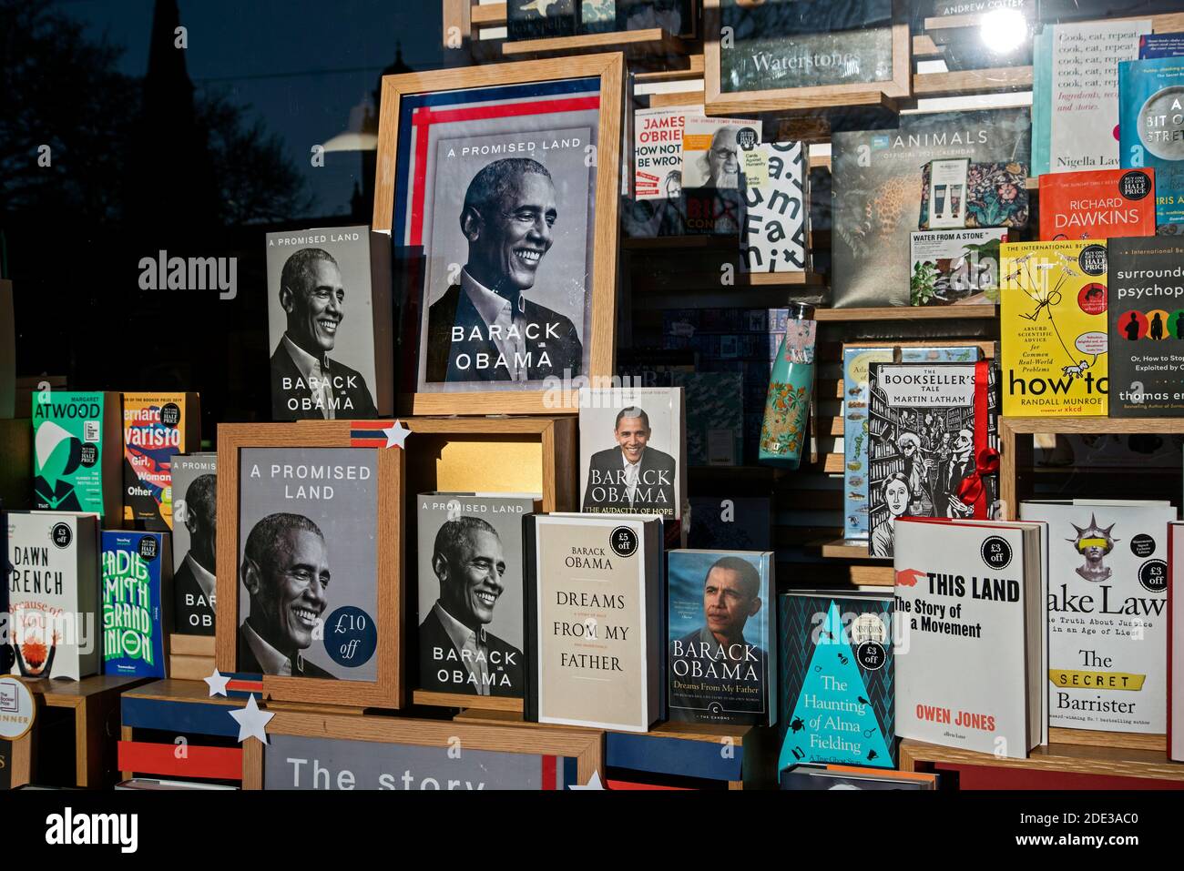 Kopien von Barack Obamas Memoiren "A Promised Land", die im Fenster der Waterstones Buchhandlung in Edinburgh, Schottland, Großbritannien, auffällig sind. Stockfoto