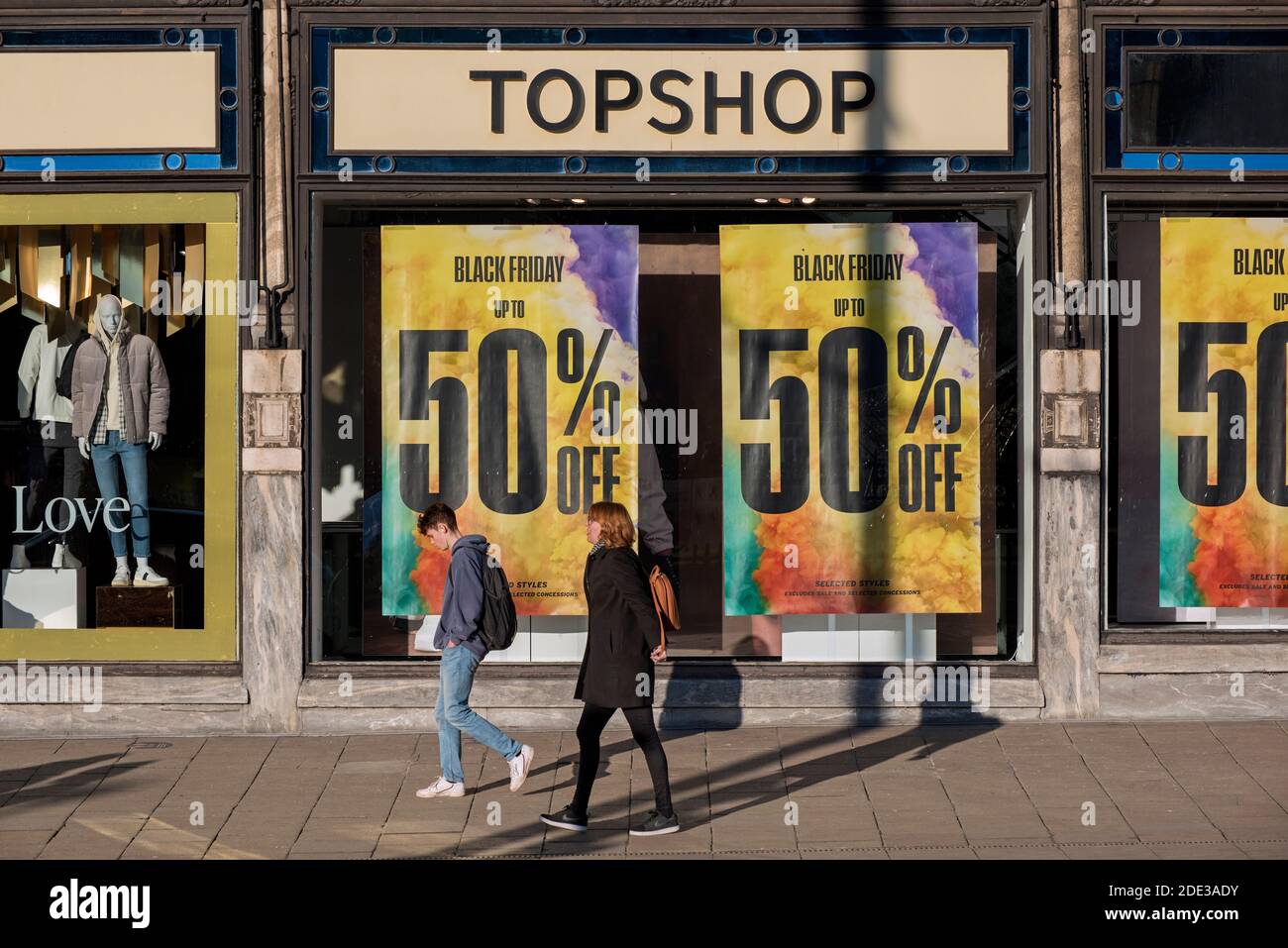 Black Friday Anzeigen im Fenster von Topshop, Teil von Sir Philip Green's Retail-Imperium Arcadia, jetzt in der Verwaltung. Princes Street, Edinburgh. Stockfoto
