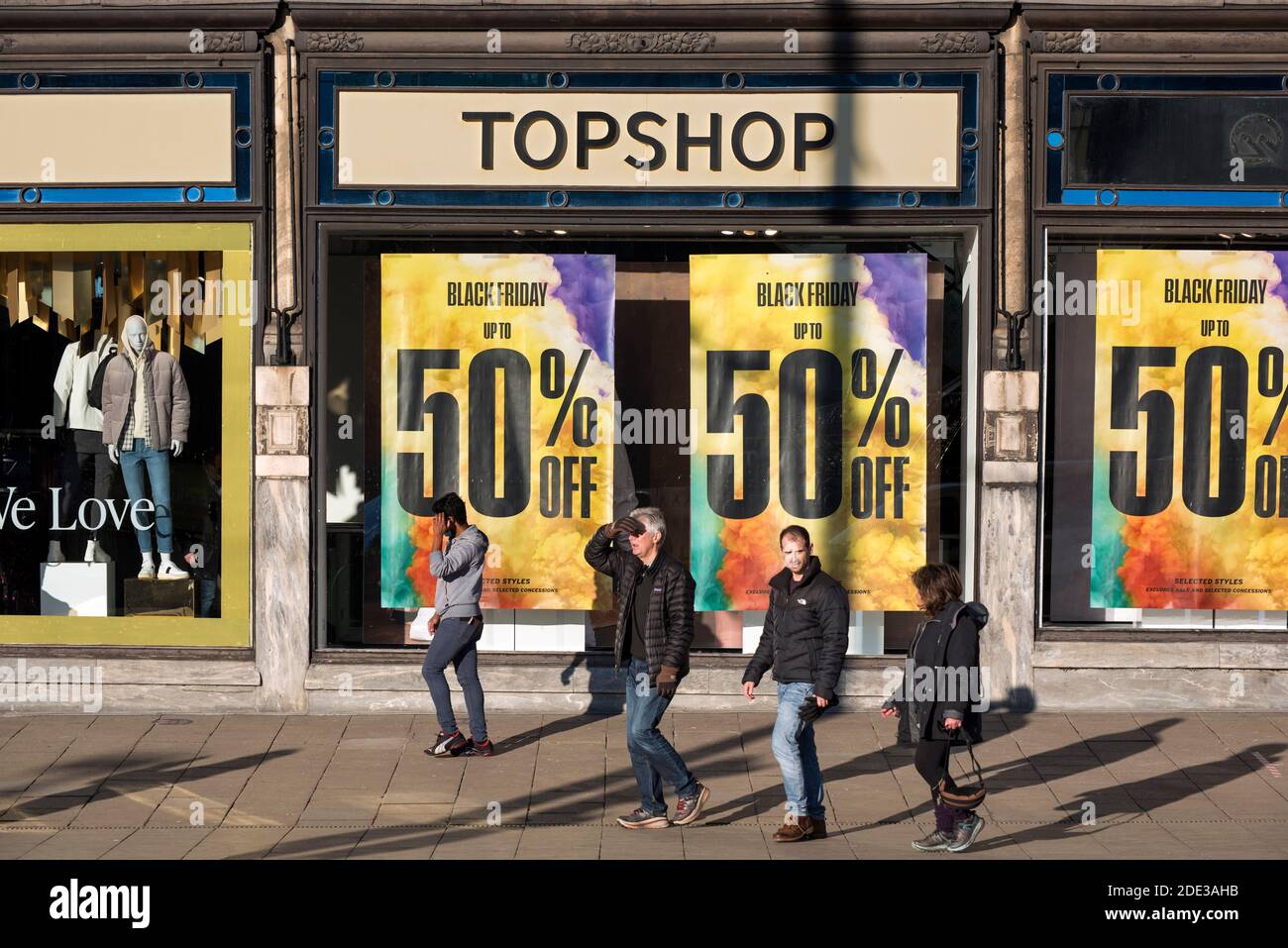 Black Friday Anzeigen im Fenster von Topshop, Teil von Sir Philip Green's Retail-Imperium Arcadia, jetzt in der Verwaltung. Princes Street, Edinburgh. Stockfoto