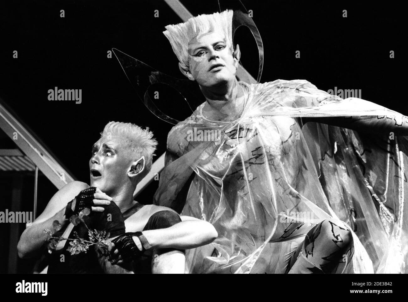 Mark Rylance (Puck), James Bowman (Oberon) in A MIDSUMMER NIGHT'S DREAM von Benjamin Britten nach Shakespeare an der Royal Opera, Covent Garden, London WC2 17/06/1986 Musik: Benjamin Britten Libretto: Benjamin Britten & Peter Pears, Dirigent: Roderick Brydon Gestaltung: Robin Don Beleuchtung: John B. Lesen Choreograph: Terry Etheridge Regie: Christopher Renshaw (C) Donald Cooper/PhotoStage photos@photostage.co.uk Ref./ Stockfoto