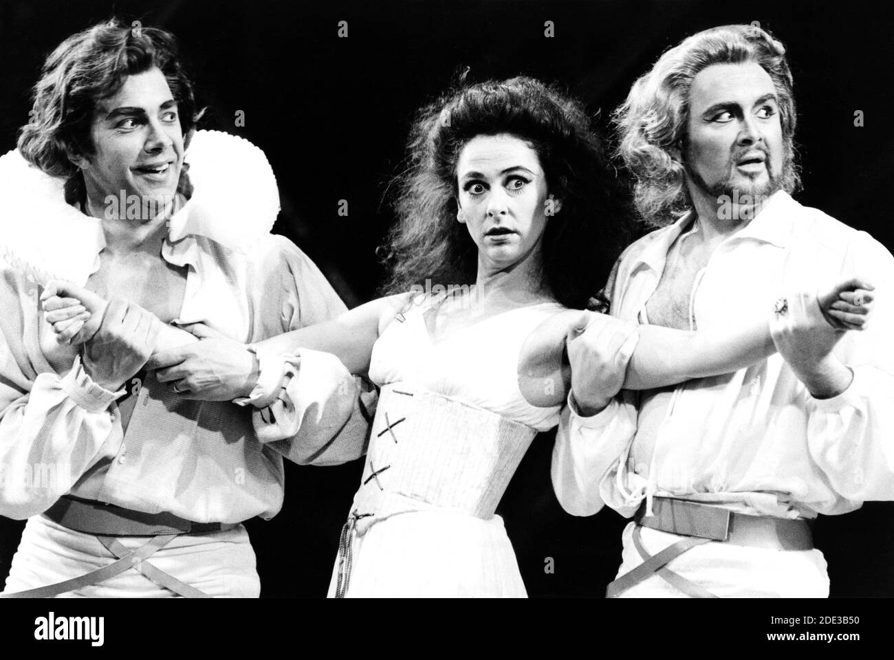 l-r: Jonathan Summers (Demetrius), Claire Powell (Hermia), Kim Begley (Lysander)in EINEM SOMMERNACHTSTRAUM von Benjamin Britten nach Shakespeare an der Royal Opera, Covent Garden, London WC2 17/06/1986 Musik: Benjamin Britten Libretto: Benjamin Britten & Peter Pears, Dirigent: Roderick Brydon Gestaltung: Robin Don Beleuchtung: John B. Choreograph lesen: Terry Etheridge Regie: Christopher Renshaw Stockfoto