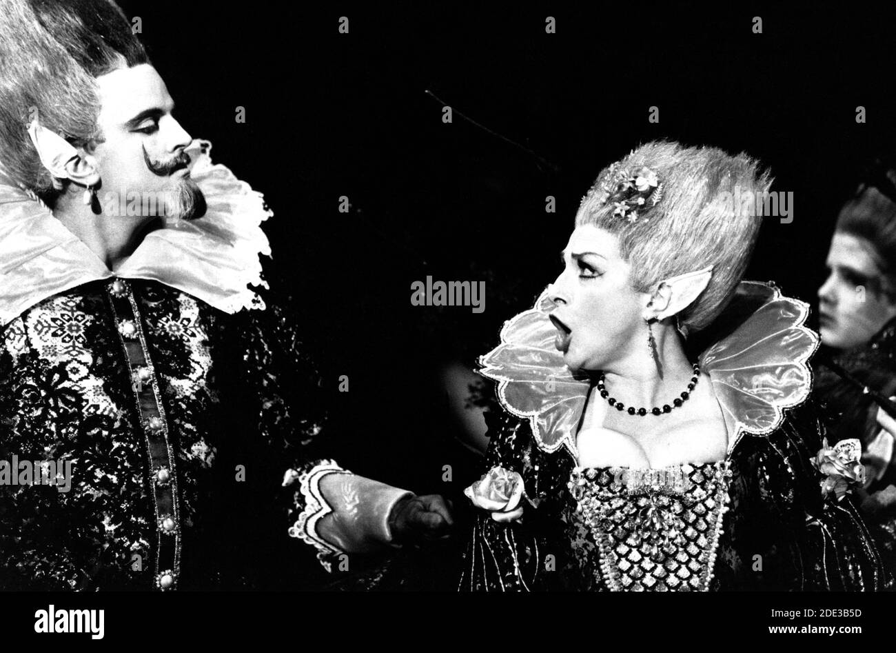 Michael Chance (Oberon), Elizabeth Gale (Tytania) in A MIDSUMMER NIGHT'S DREAM von Benjamin Britten nach Shakespeare an der Glyndebourne Festival Opera, East Sussex, England 09/06/1989 Musik: Benjamin Britten Libretto: Benjamin Britten & Peter Pears Leitung: Jane Glover Design & Beleuchtung: John Bury Choreografin: Jenny Weston Regie: Peter Hall Stockfoto