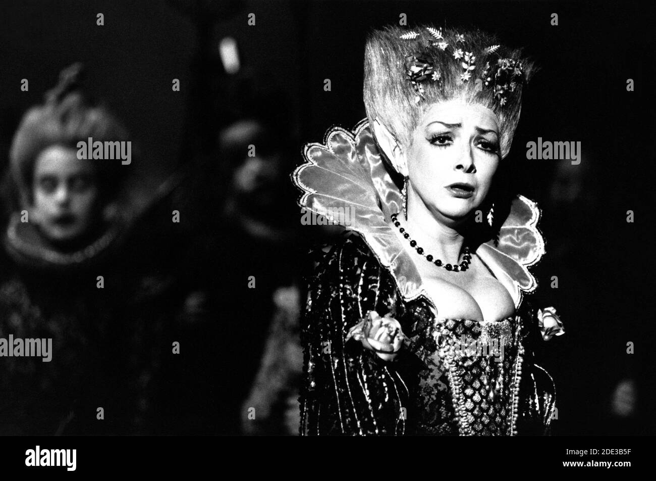 Elizabeth Gale (Tytania)in A MIDSUMMER NIGHT'S DREAM von Benjamin Britten nach Shakespeare an der Glyndebourne Festival Opera, East Sussex, England 09/06/1989 Musik: Benjamin Britten Libretto: Benjamin Britten & Peter Pears Dirigent: Jane Glover Design & Beleuchtung: John Bury Choreografin: Jenny Weston Regie: Peter Hall Stockfoto