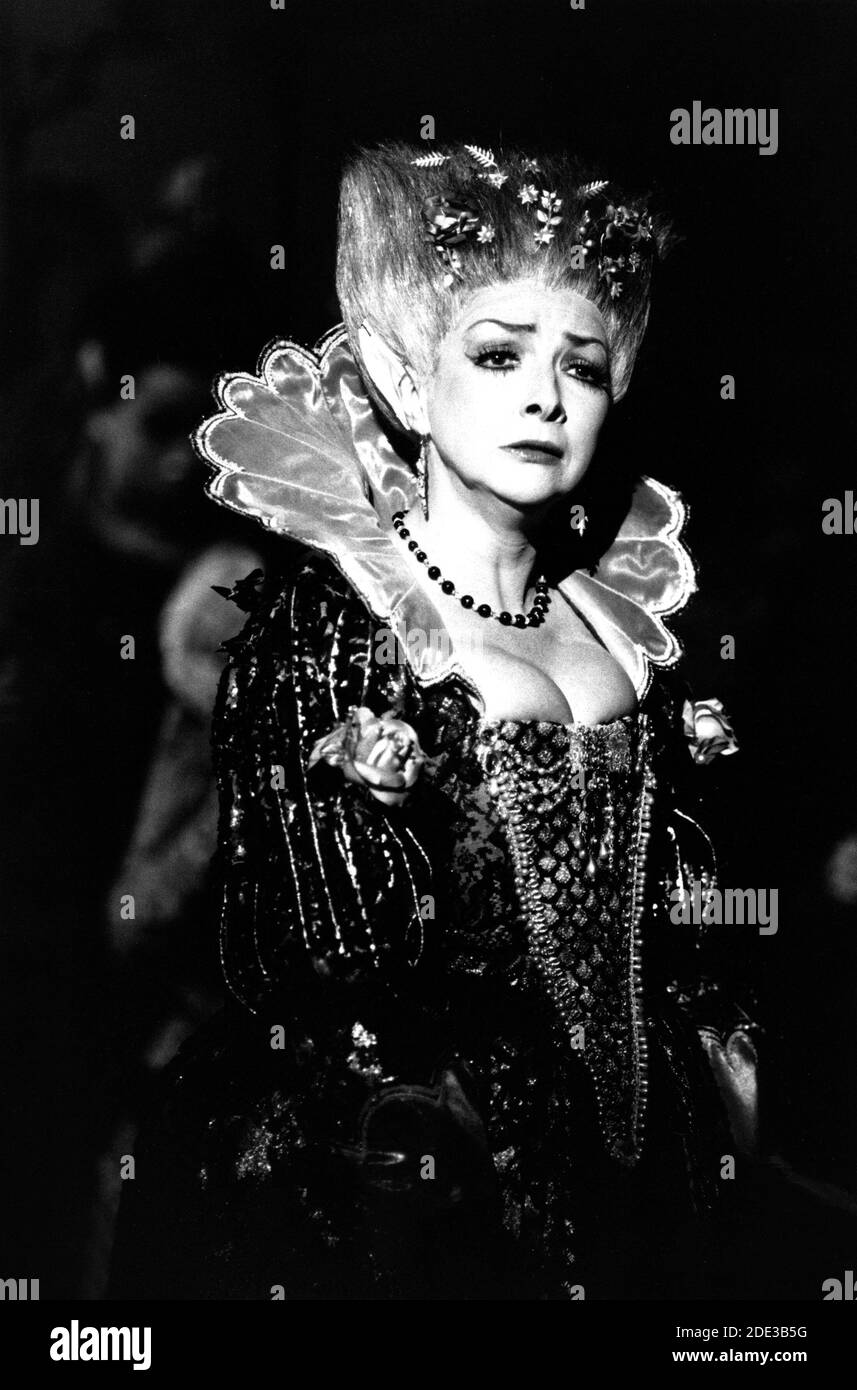 Elizabeth Gale (Tytania) in A MIDSUMMER NIGHT'S DREAM von Benjamin Britten nach Shakespeare an der Glyndebourne Festival Opera, East Sussex, England 09/06/1989 Musik: Benjamin Britten Libretto: Benjamin Britten & Peter Pears Dirigent: Jane Glover Design & Beleuchtung: John Bury Choreografin: Jenny Weston Regie: Peter Hall Stockfoto