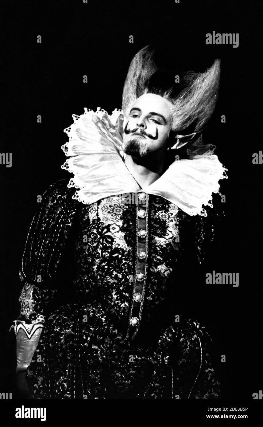 Michael Chance (Oberon) in EINEM SOMMERNACHTSTRAUM von Benjamin Britten nach Shakespeare bei Musik: Benjamin Britten Libretto: Benjamin Britten & Peter Pears Leitung: Jane Glover Gestaltung & Beleuchtung: John Bury Choreografin: Jenny Weston Regie: Peter Hall Stockfoto