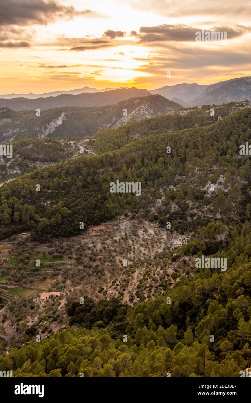 Vertikales Bild der Berge bei Sonnenuntergang in der Serra de Tramuntana, ein UNESCO-Weltkulturerbe auf den Balearen. Naturkonzept Stockfoto