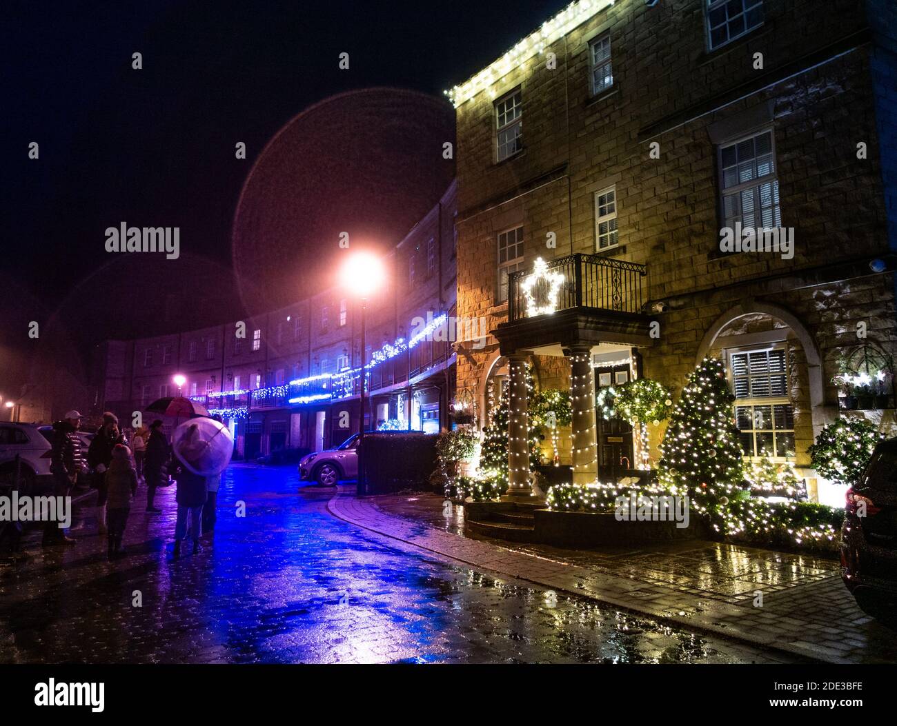 Samstag 28. November 2020 - Burley-in-Wharfedale Bewohner richten ihre eigenen lokalen Lichter einschalten, nachdem sie nicht in der Lage, die wichtigsten Dorf Veranstaltung wegen Tier 3 Einschränkungen besuchen. Sie organisierten um 16.30 Uhr einen Streifen der Plug-in-Häuser im ganzen Dorf und trotz des Regens genossen Familien es, von den Fenstern aus zuzuschauen und herumherzulaufen, und genossen die Bemühungen, die Menschen unternommen hatten, um lokale festliche Stimmung zu schaffen. West Yorkshire Rebecca Cole (c) Alamy Live Nachrichten Stockfoto