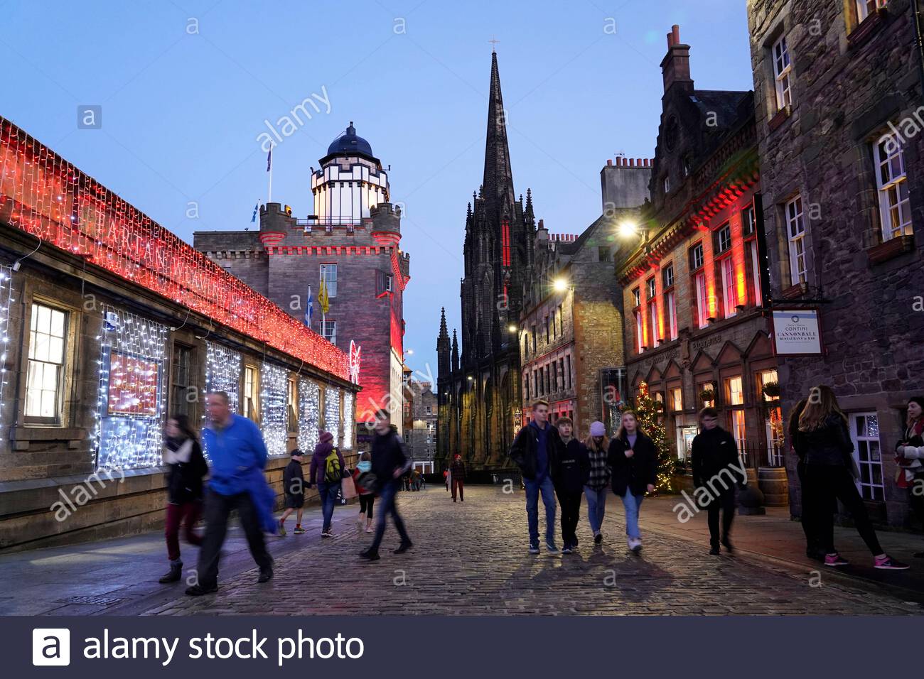 Edinburgh, Schottland, Großbritannien. November 2020. In der Abenddämmerung beginnen Weihnachtslichter auf der Royal Mile zu leuchten. Kredit: Craig Brown/Alamy Live Nachrichten Stockfoto