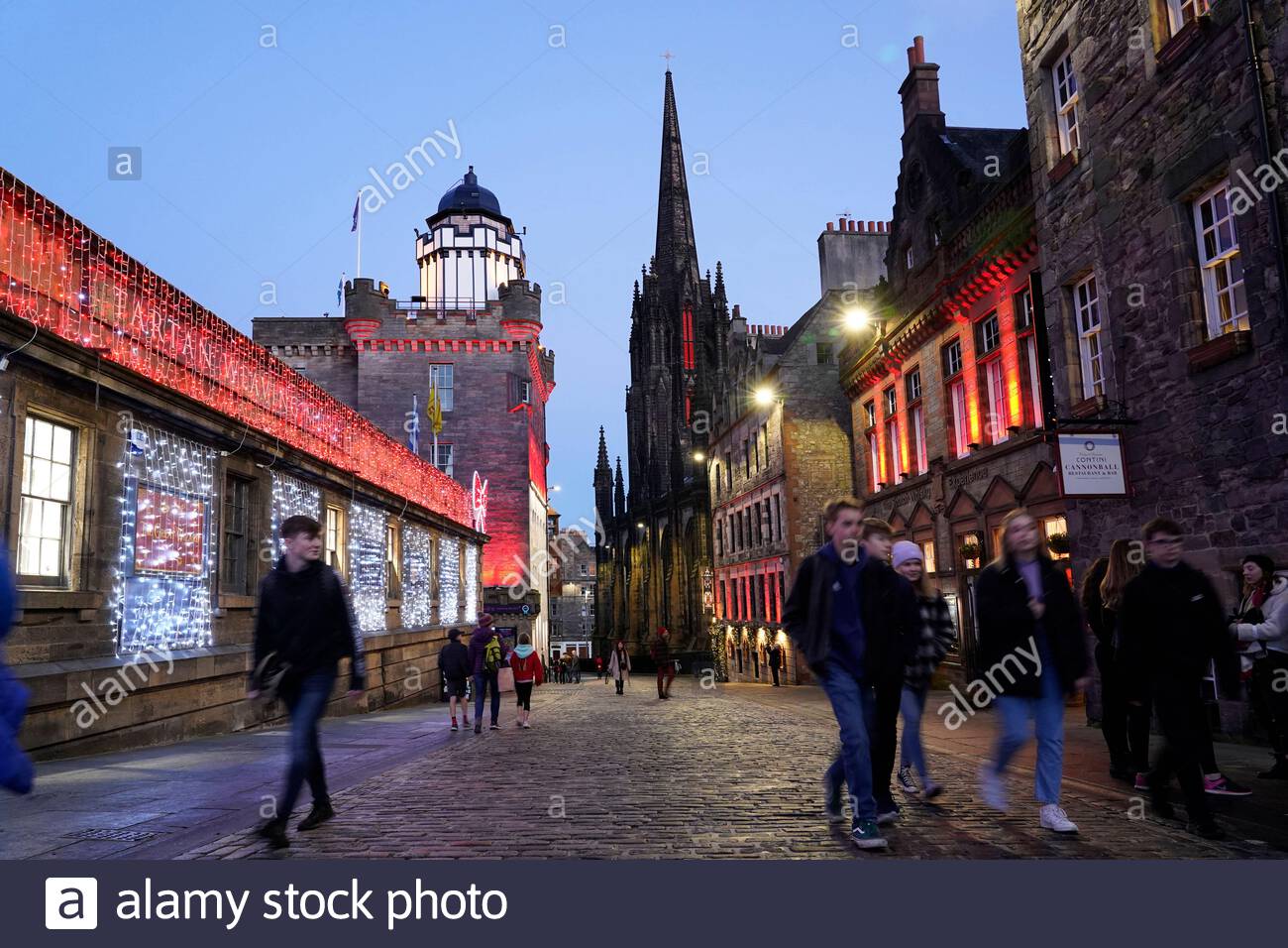 Edinburgh, Schottland, Großbritannien. November 2020. In der Abenddämmerung beginnen Weihnachtslichter auf der Royal Mile zu leuchten. Kredit: Craig Brown/Alamy Live Nachrichten Stockfoto