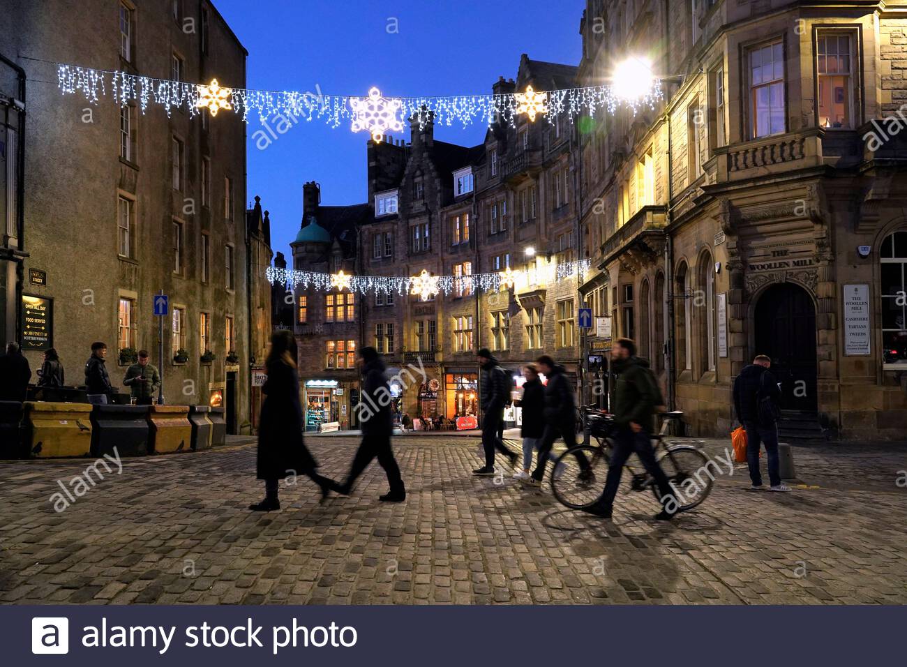 Edinburgh, Schottland, Großbritannien. November 2020. In der Abenddämmerung beginnen Weihnachtslichter auf der Royal Mile und Cockburn Street zu leuchten. Kredit: Craig Brown/Alamy Live Nachrichten Stockfoto
