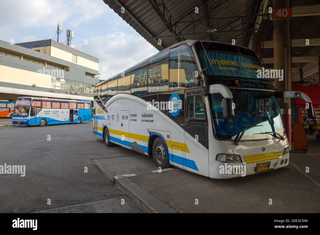 BANGKOK, THAILAND - 14. JANUAR 2018: Intercity-Bus am Bahnsteig des North Bus Terminals Stockfoto