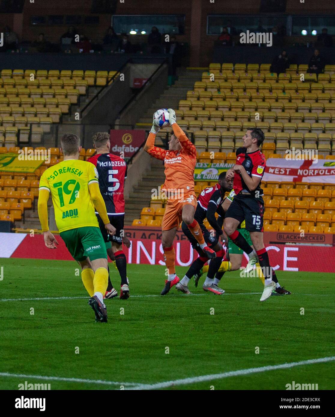 Norwich, Großbritannien. 28. November 2020; Carrow Road, Norwich, Norfolk, England, Englisch Football League Championship Football, Norwich gegen Coventry City; Coventry City Torwart Wilson under pressure from a corner Credit: Action Plus Sports Images/Alamy Live News Stockfoto