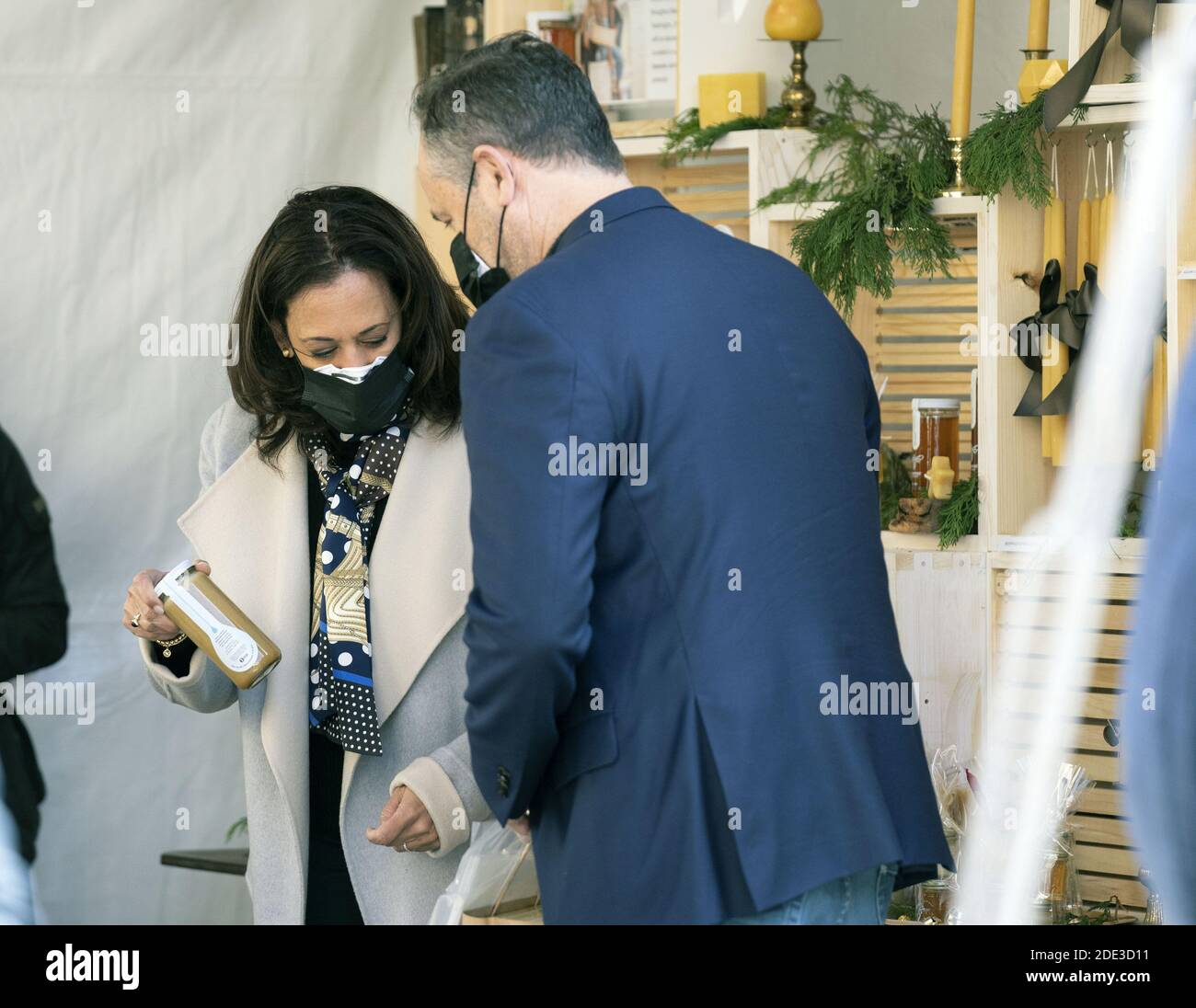 Washington, Usa. November 2020. Die Vizepräsidentin wählt Kamala Harris und ihren Mann Doug Emhoff am Samstag, den 28. November 2020, beim Holiday Market in der Innenstadt. Foto von Kevin Dietsch/UPI Kredit: UPI/Alamy Live News Stockfoto