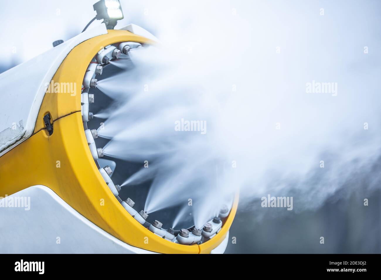 Eine Schneekanone im Detail produziert Schnee in voller Kraft vor der Skisaison. Stockfoto