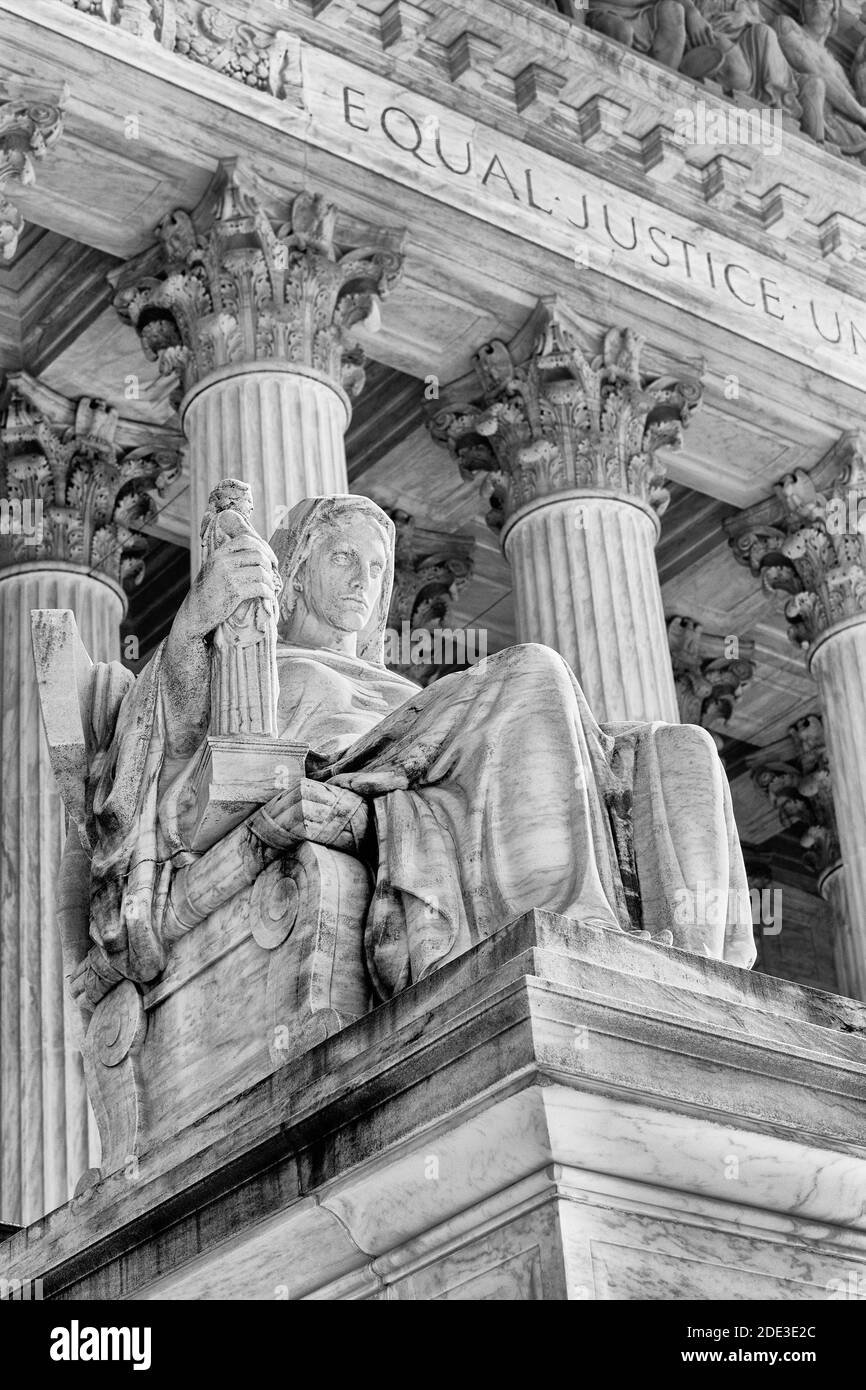 Am Eingang zum Obersten Gerichtshof befinden sich zwei Statuen, die von James Earle Fraser geformt wurden. Dies ist die Statue "Kontemplation of Justice". Stockfoto