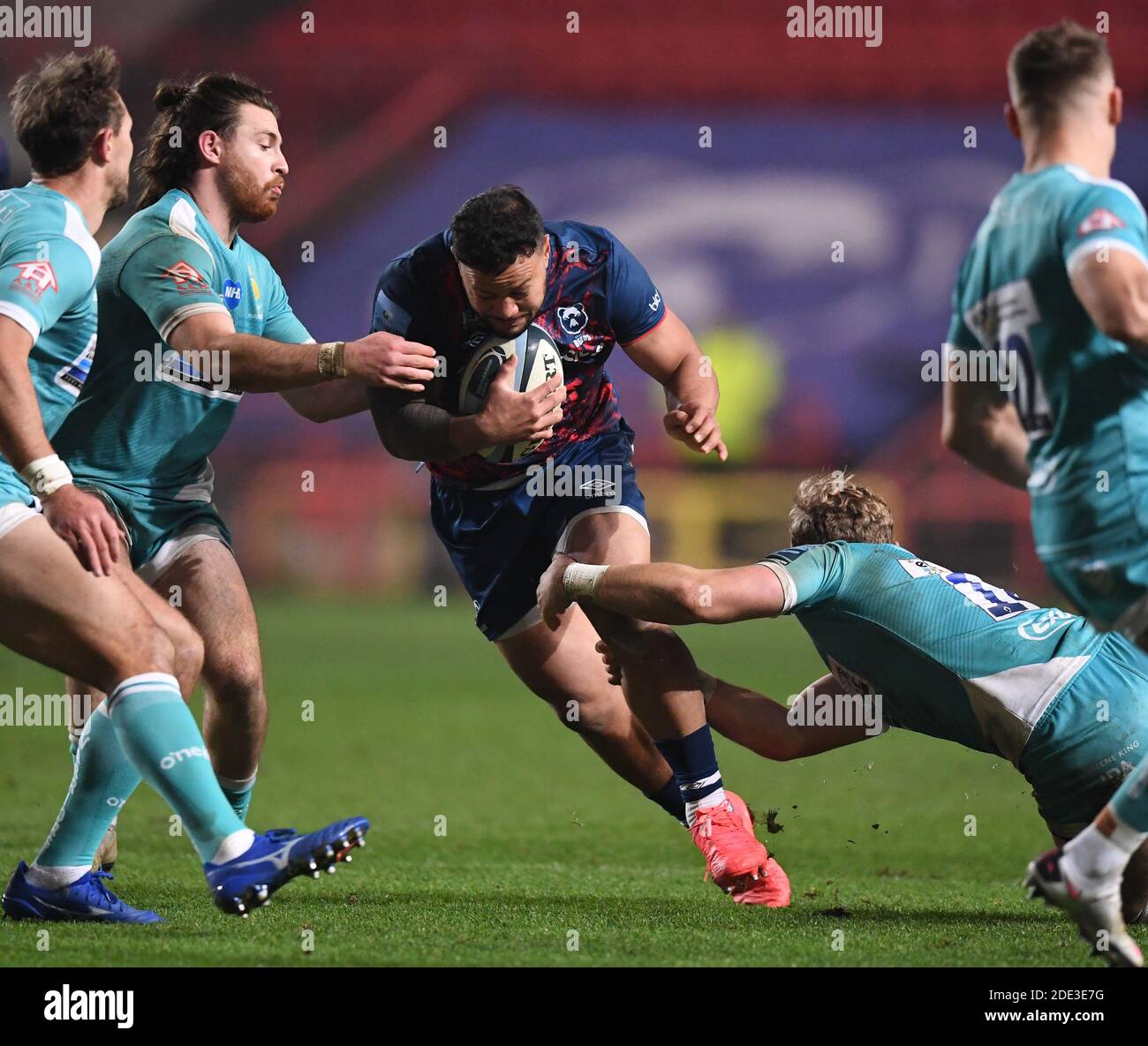 Ashton Gate Stadium, Bristol, Großbritannien. November 2020. Premiership Rugby Union, Bristol Bears versus Worcester Warriors;Alapati Leiua of Bristol Bears runs into the Worcester Warriors Defense Credit: Action Plus Sports/Alamy Live News Stockfoto