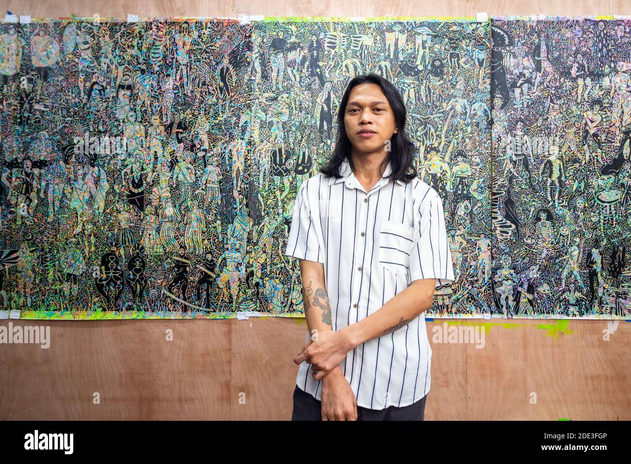 Filipino bildender Künstler Dex Fernandez in seinem Studio in Quezon City, Philippinen Stockfoto