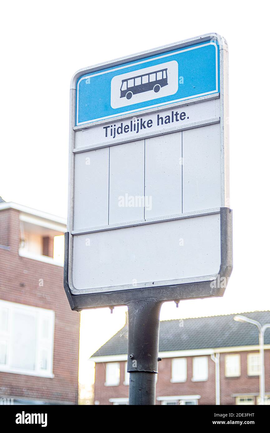 Schild für eine holländische Bushaltestelle, vorübergehende Haltestelle Stockfoto