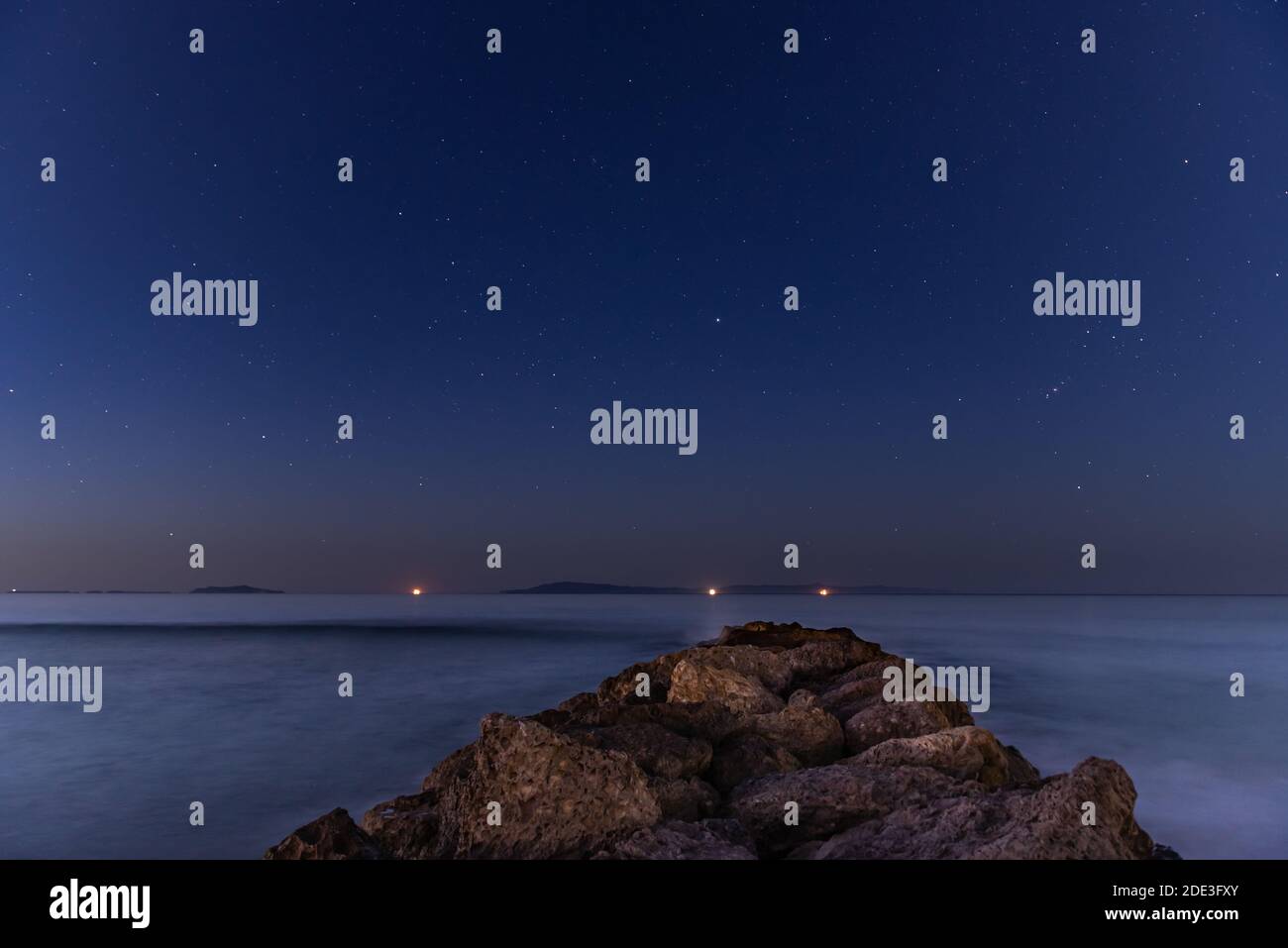 Blick auf den Felssteg über den Ozeankanal zu den entfernten Ölplattform-Lichtern vor Santa Cruz und der Insel Anacapa. Stockfoto