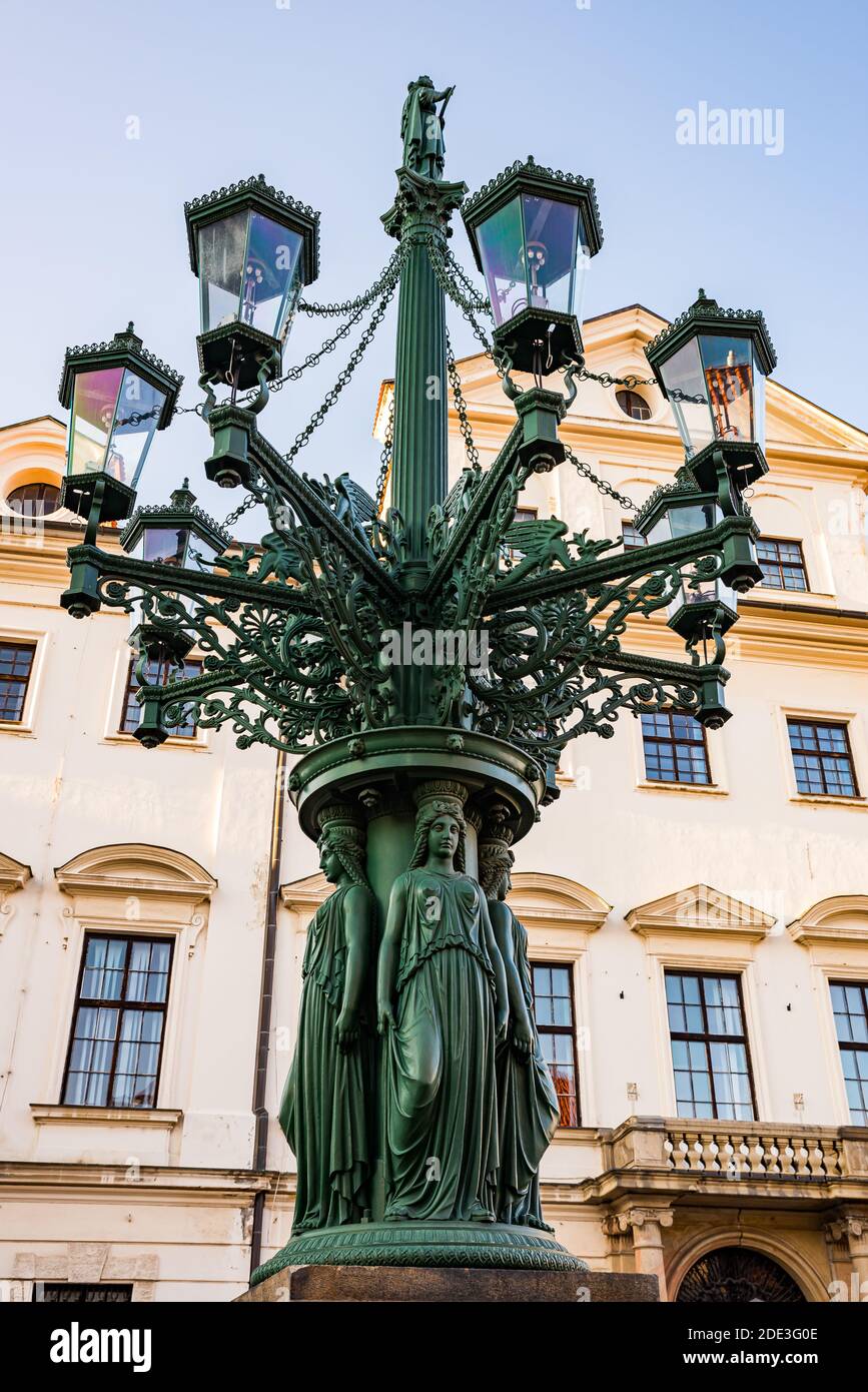 Prag, Tschechische republik - 19. September 2020. Candelabra - alte Straßenlaternen in Royal Route Stockfoto