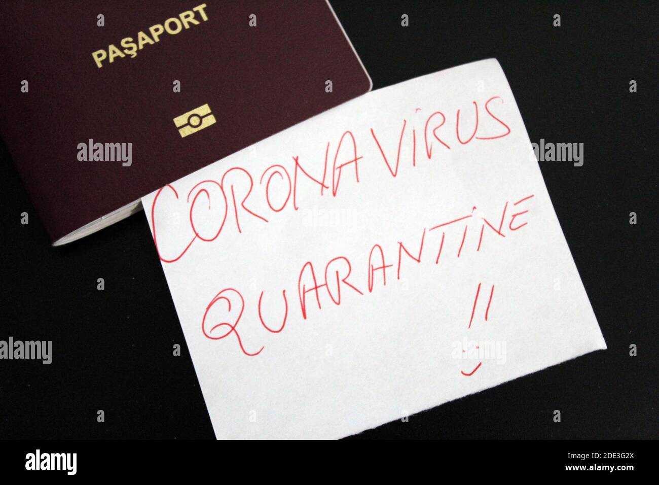 Coronavirus und Reisekonzept. Beachten Sie COVID-19 Coronavirus und rumänischen Pass. Neuer Ausbruch des Corona-Virus. Epidemie in Rumänien. Grenzkontrolle und Stockfoto